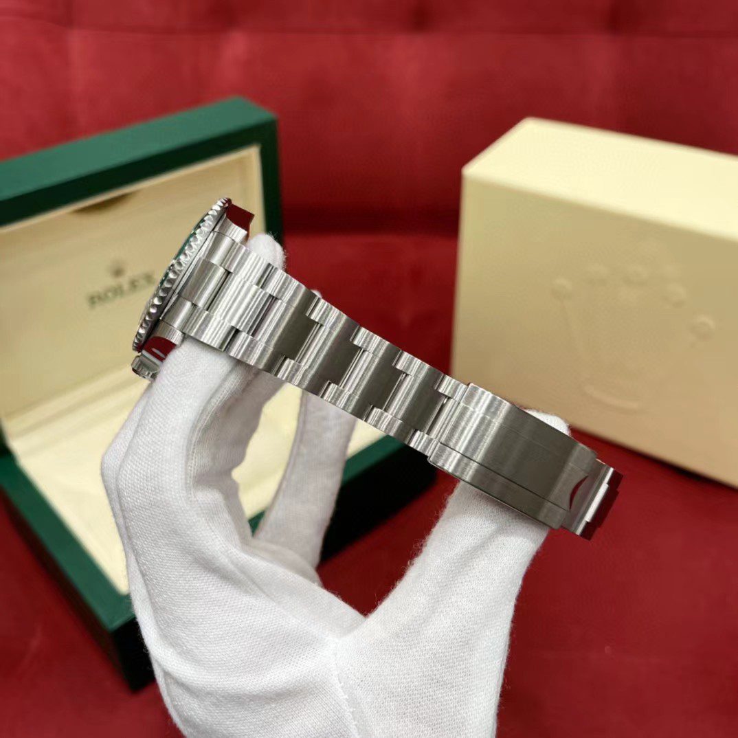Rolex Submariner DATE Oyster 126610LV view 4