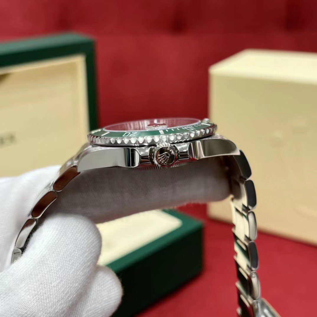 Rolex Submariner DATE Oyster 126610LV view 5