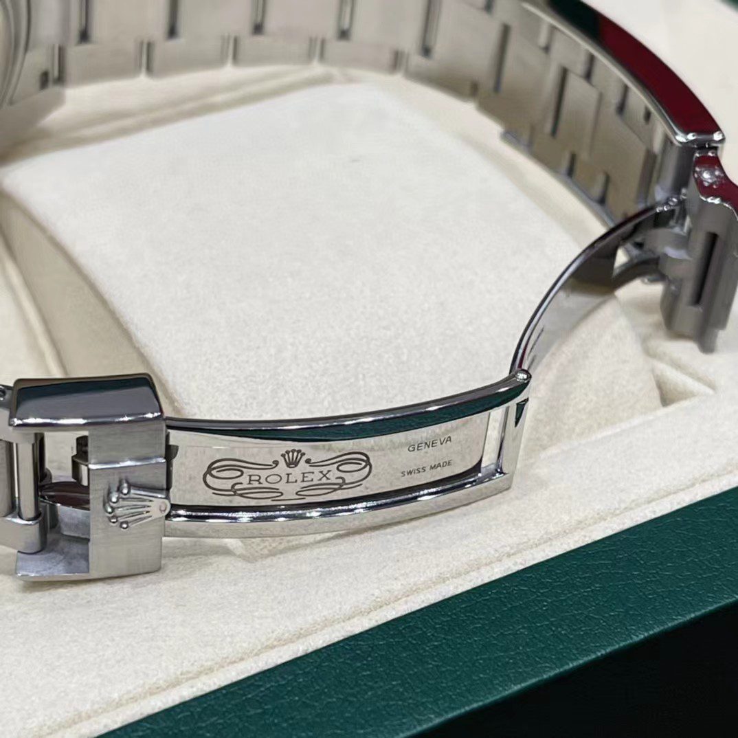 Rolex Submariner DATE Oyster 126610LV view 9