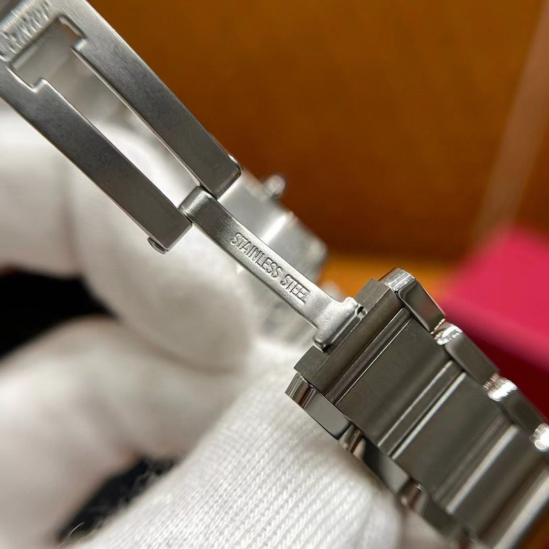 Cartier Tank Must Watch view 5