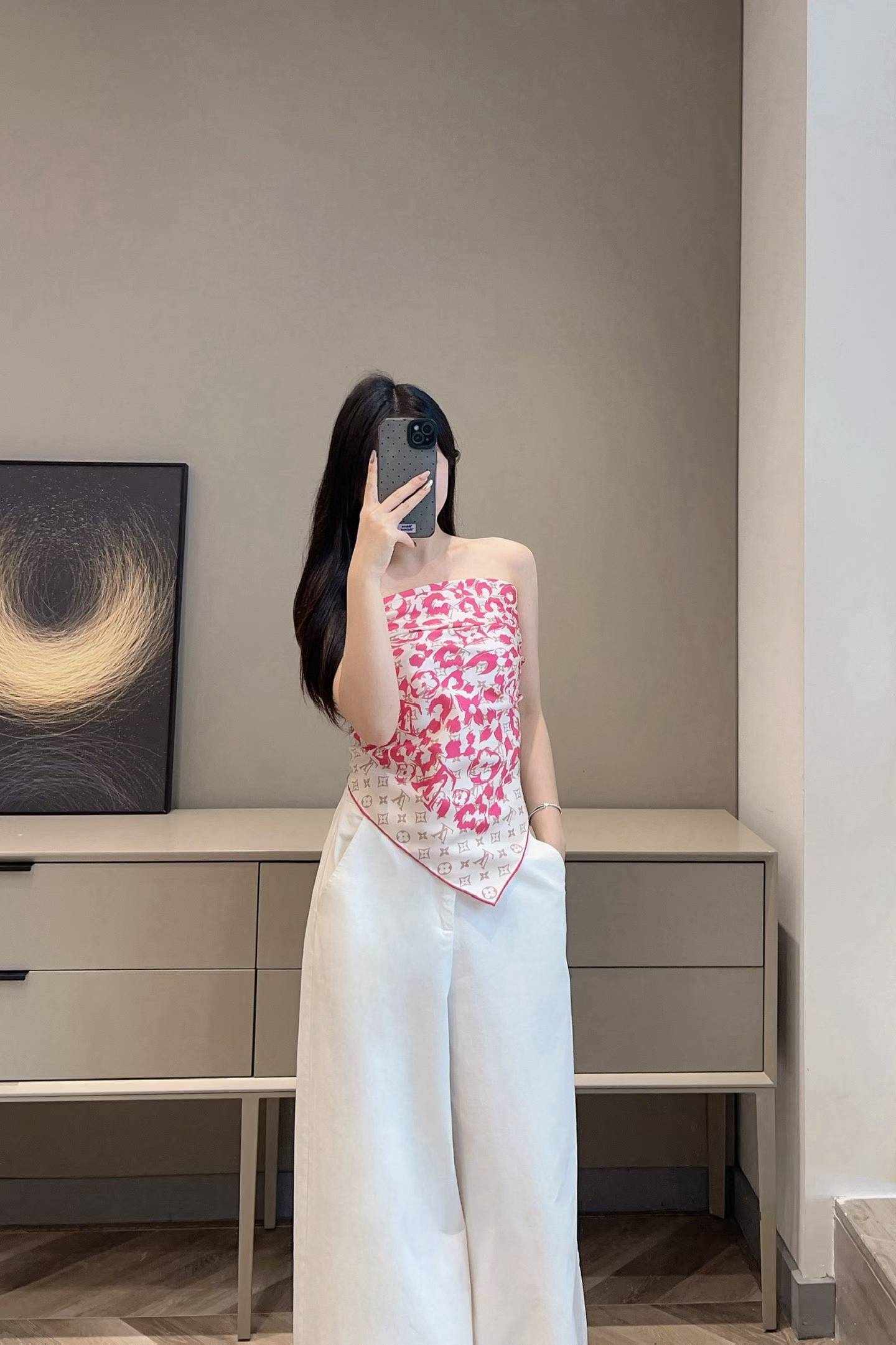 Louis Vuitton Square silk scarf view 1