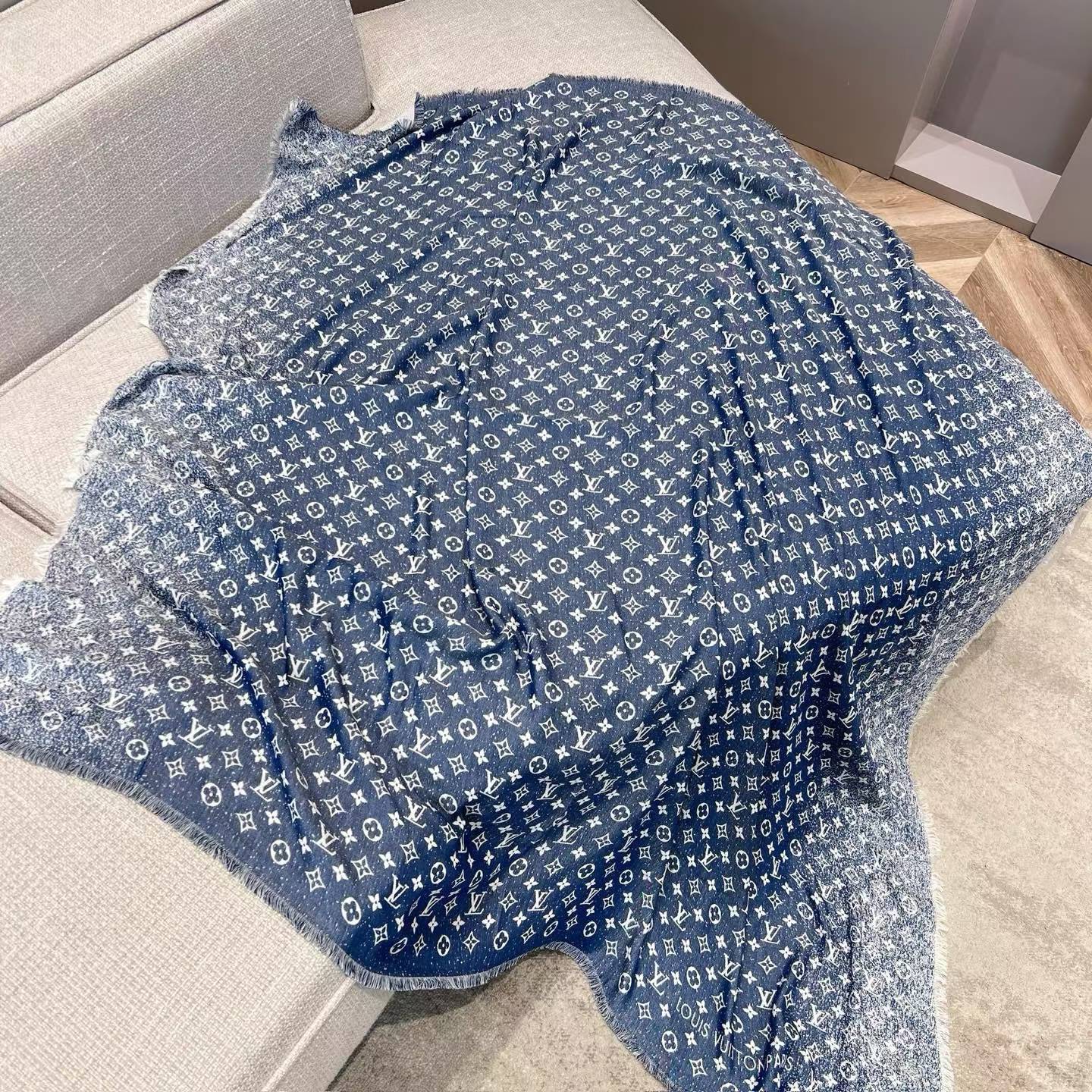 Louis Vuitton Square scarf view 9