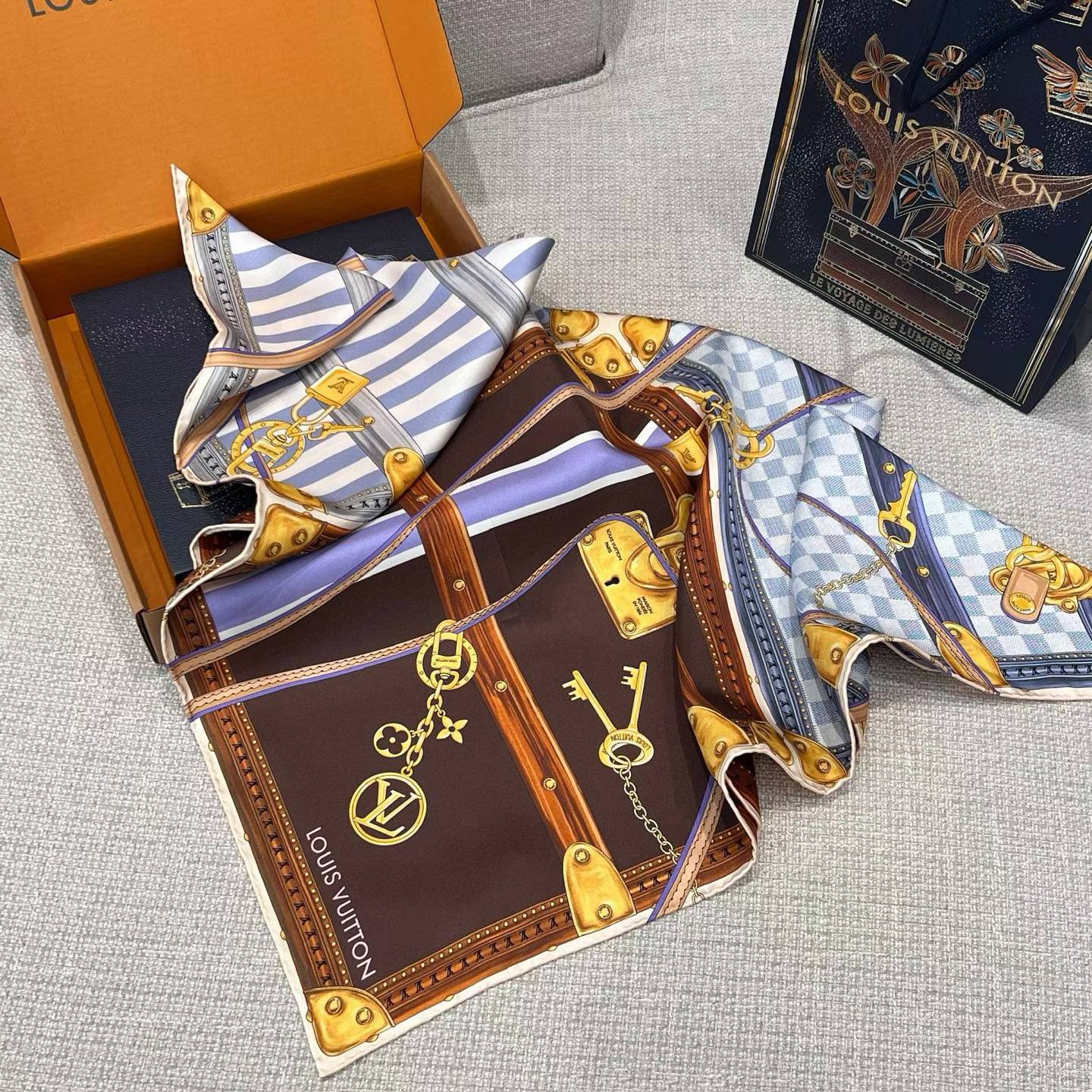 Hermès LOUIS VUTTION Square scarf view 14