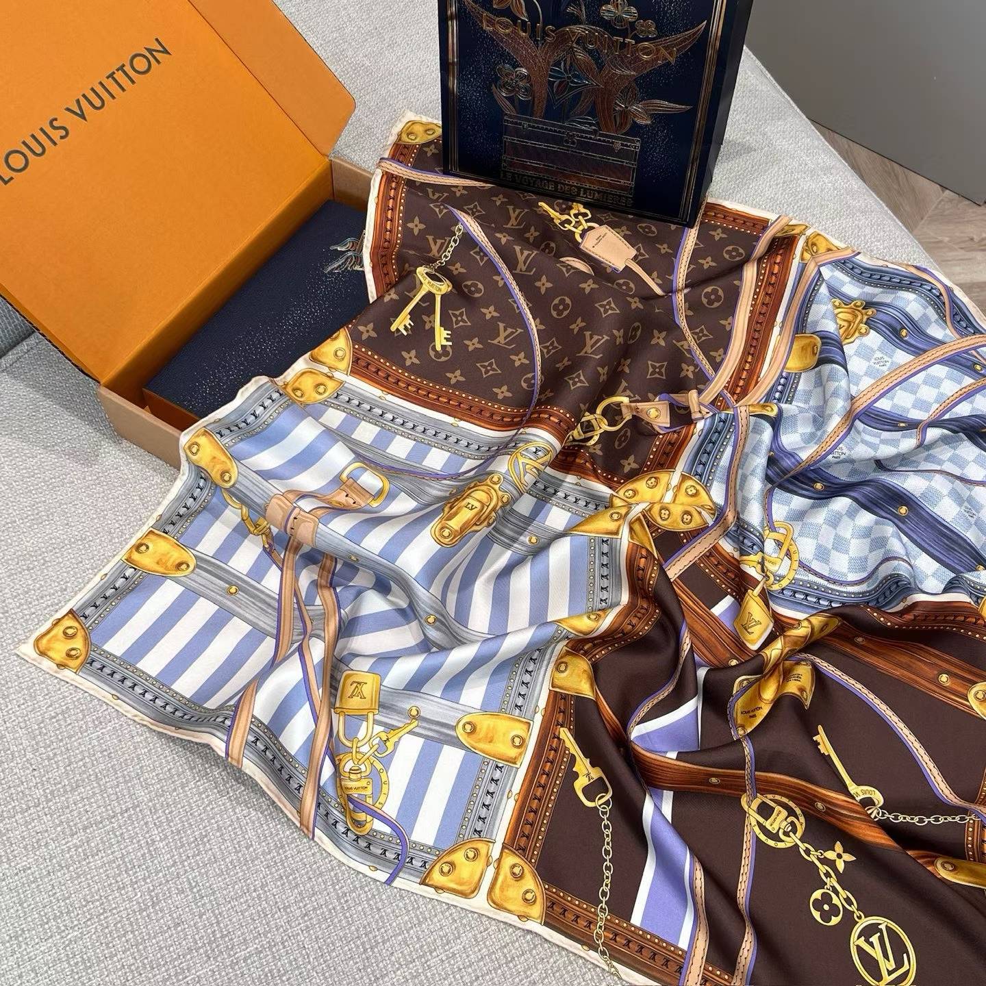 Hermès LOUIS VUTTION Square scarf view 15