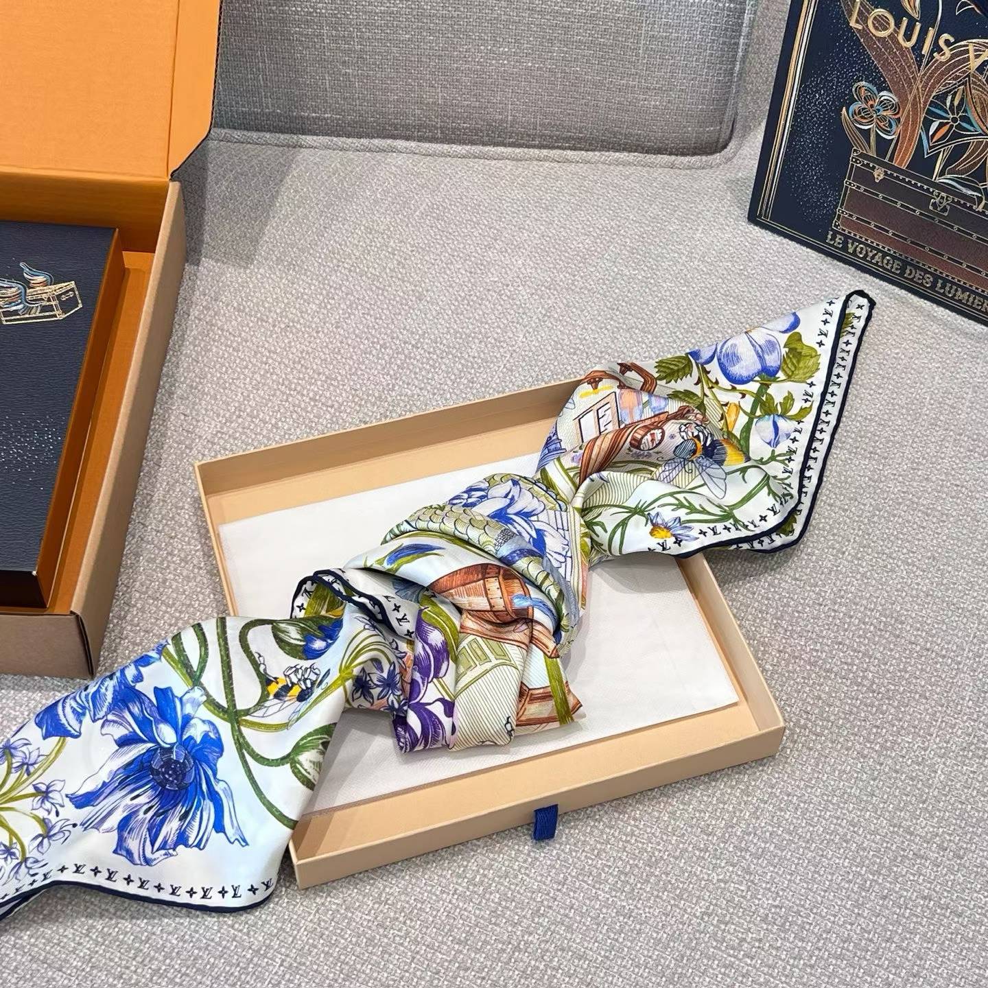 Hermès LOUIS VUTTION Square scarf view 12