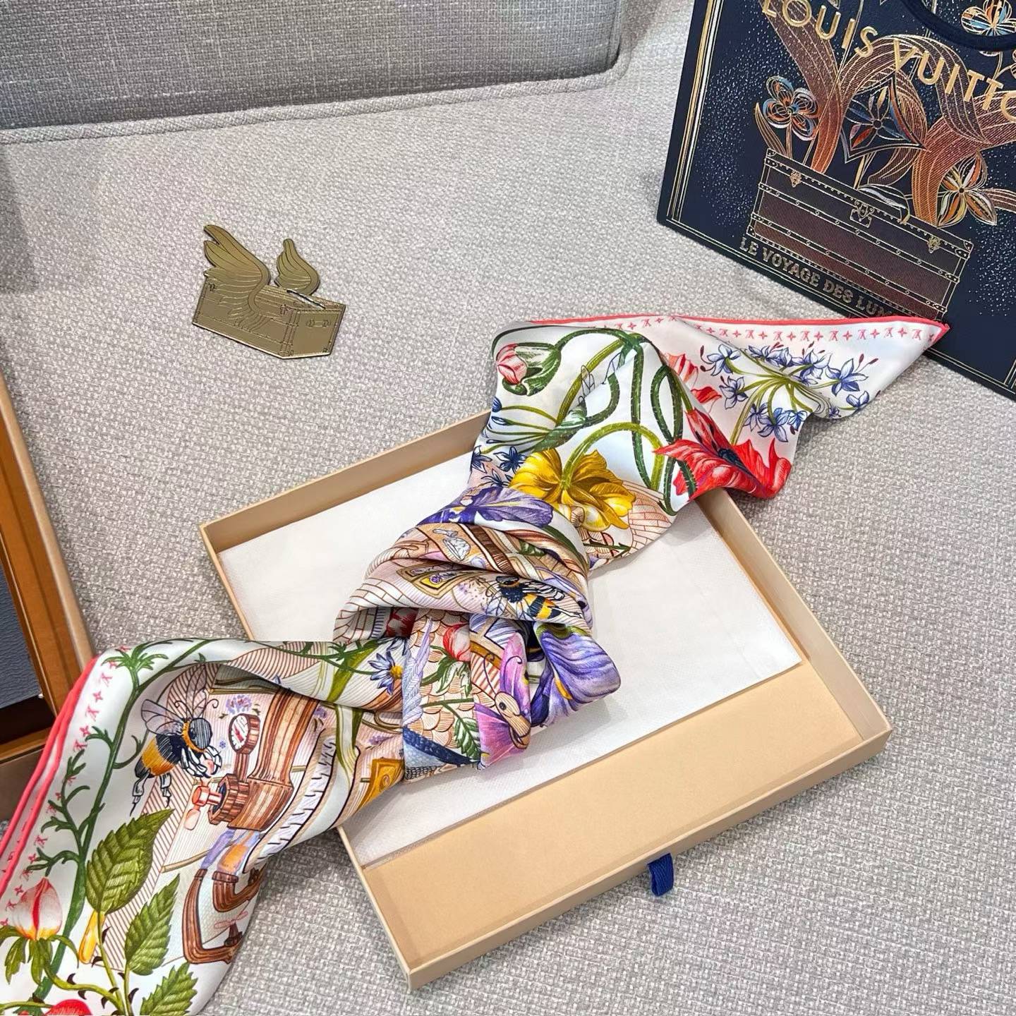 Hermès LOUIS VUTTION Square scarf view 3