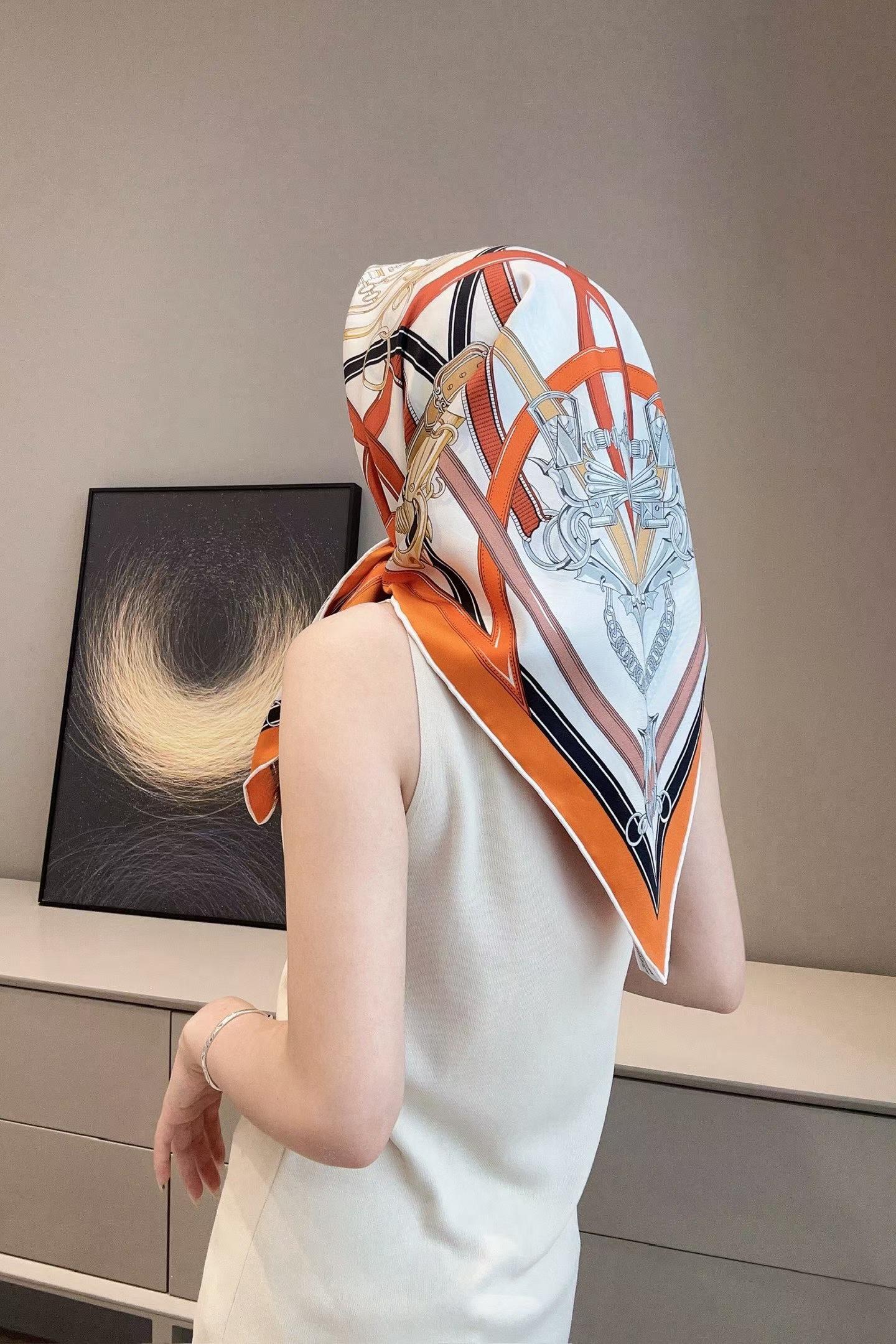 Hermès HMES Square scarf view 11