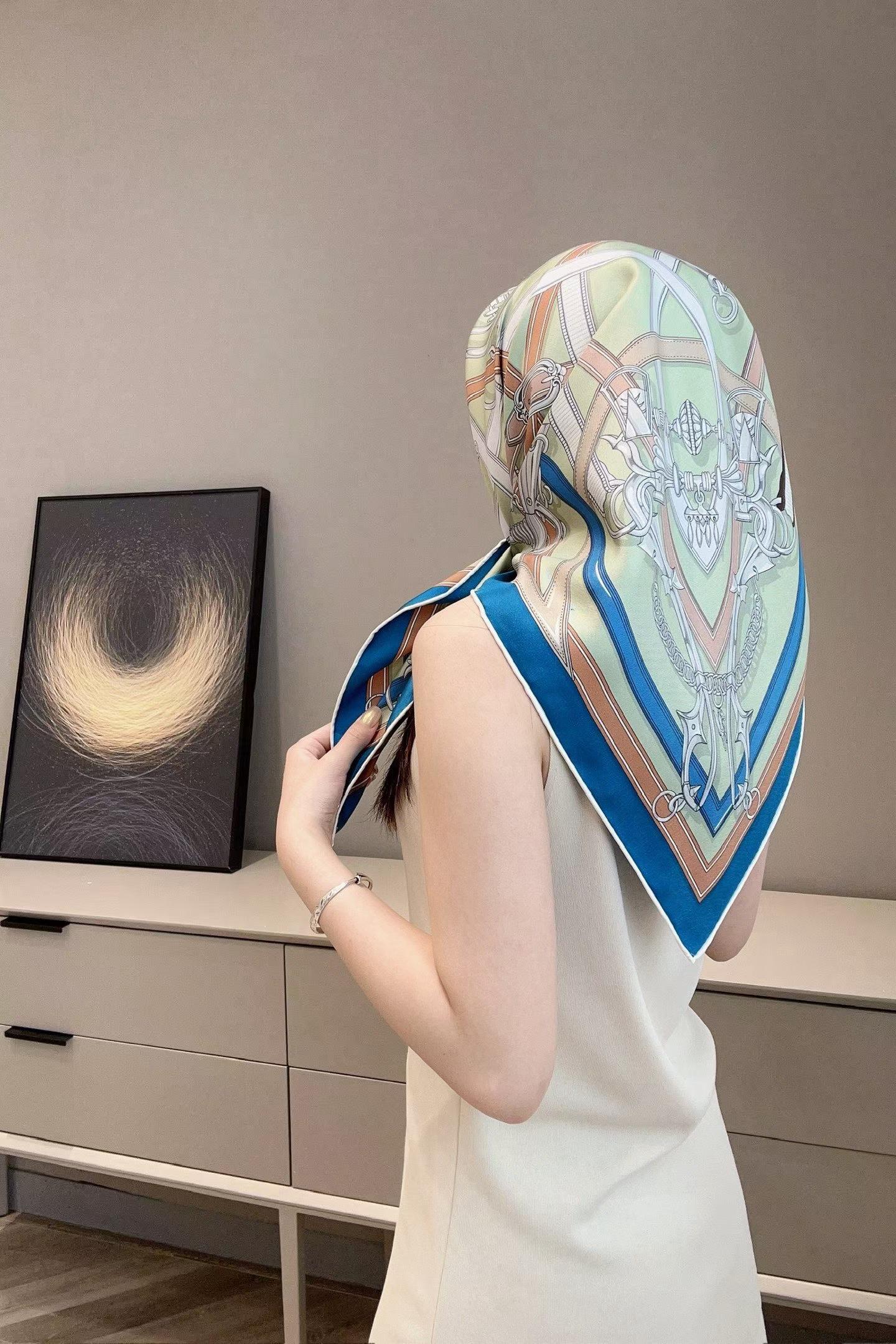Hermès HMES Square scarf view 14
