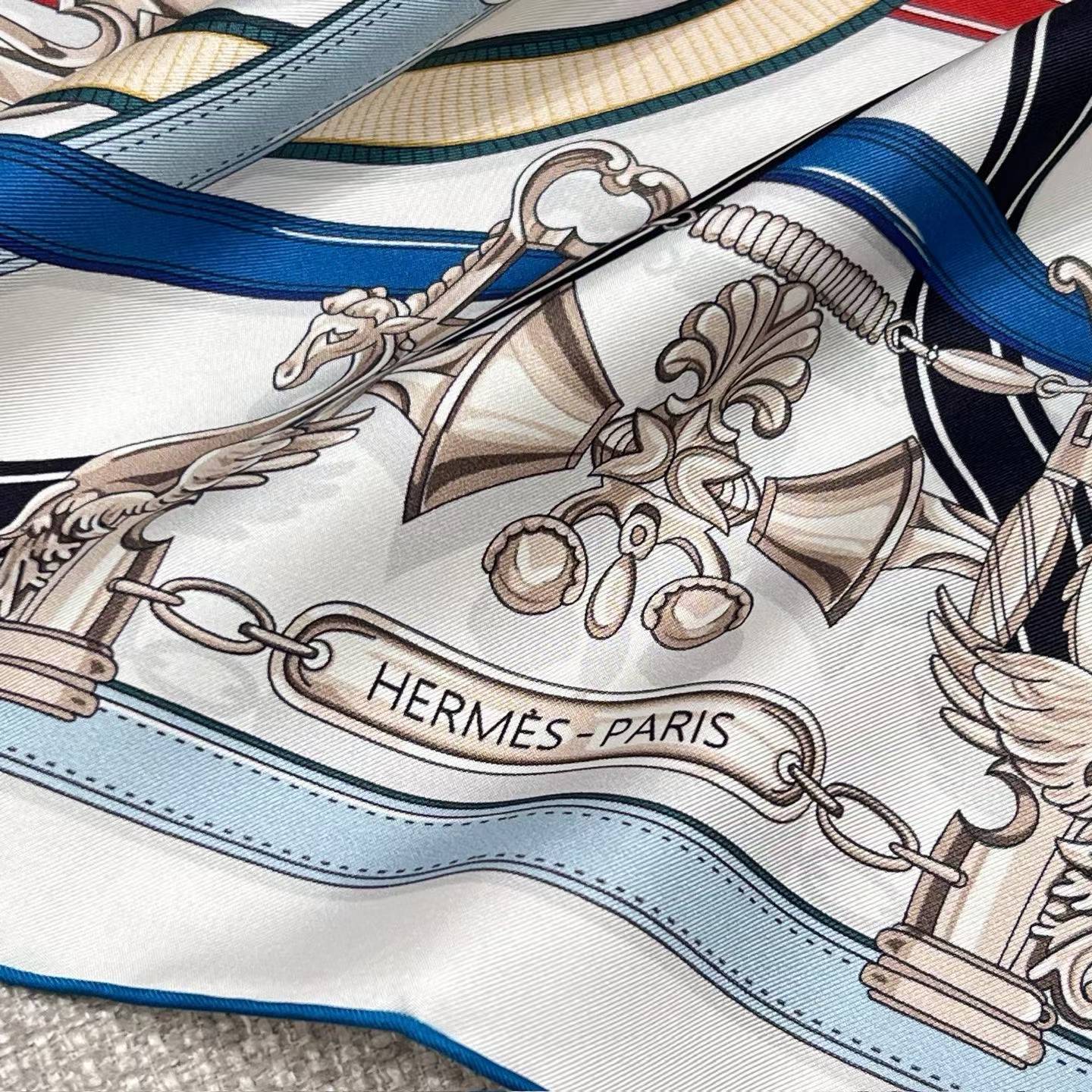 Hermès HMES Square scarf view 4