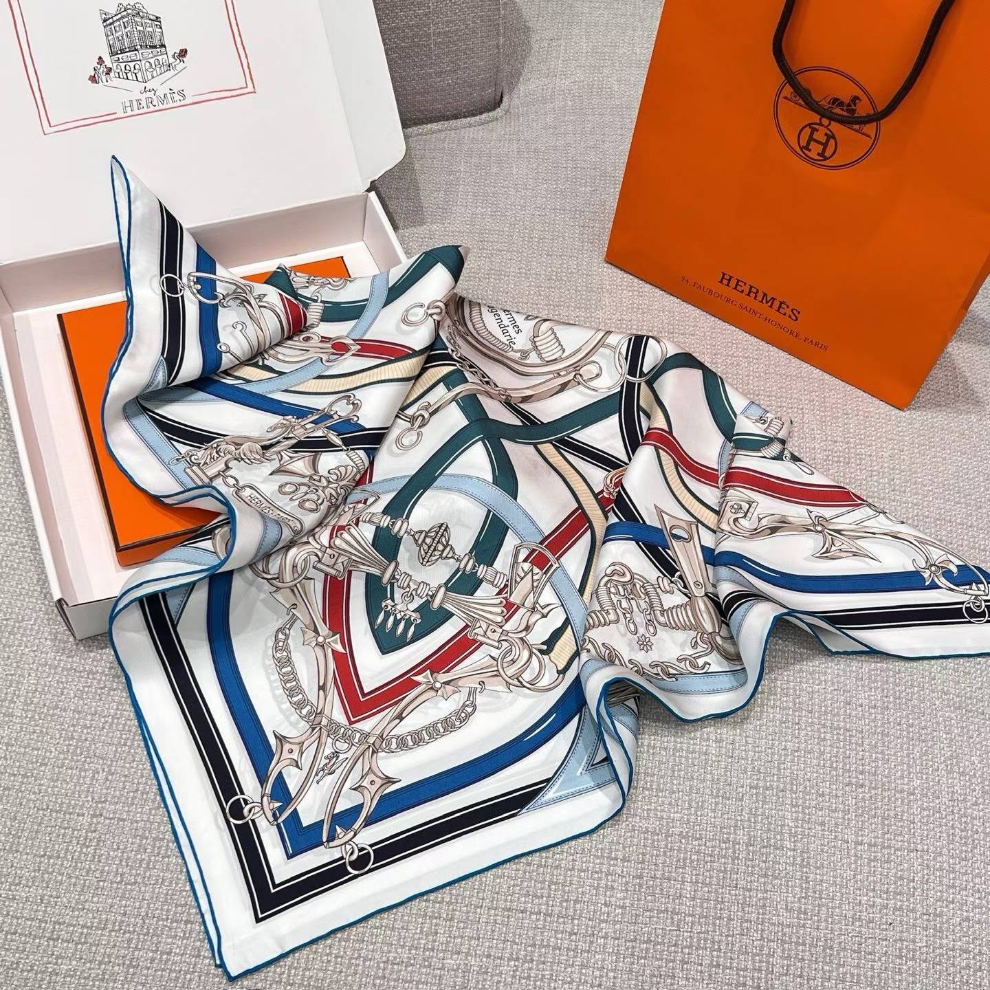 Hermès HMES Square scarf view 8