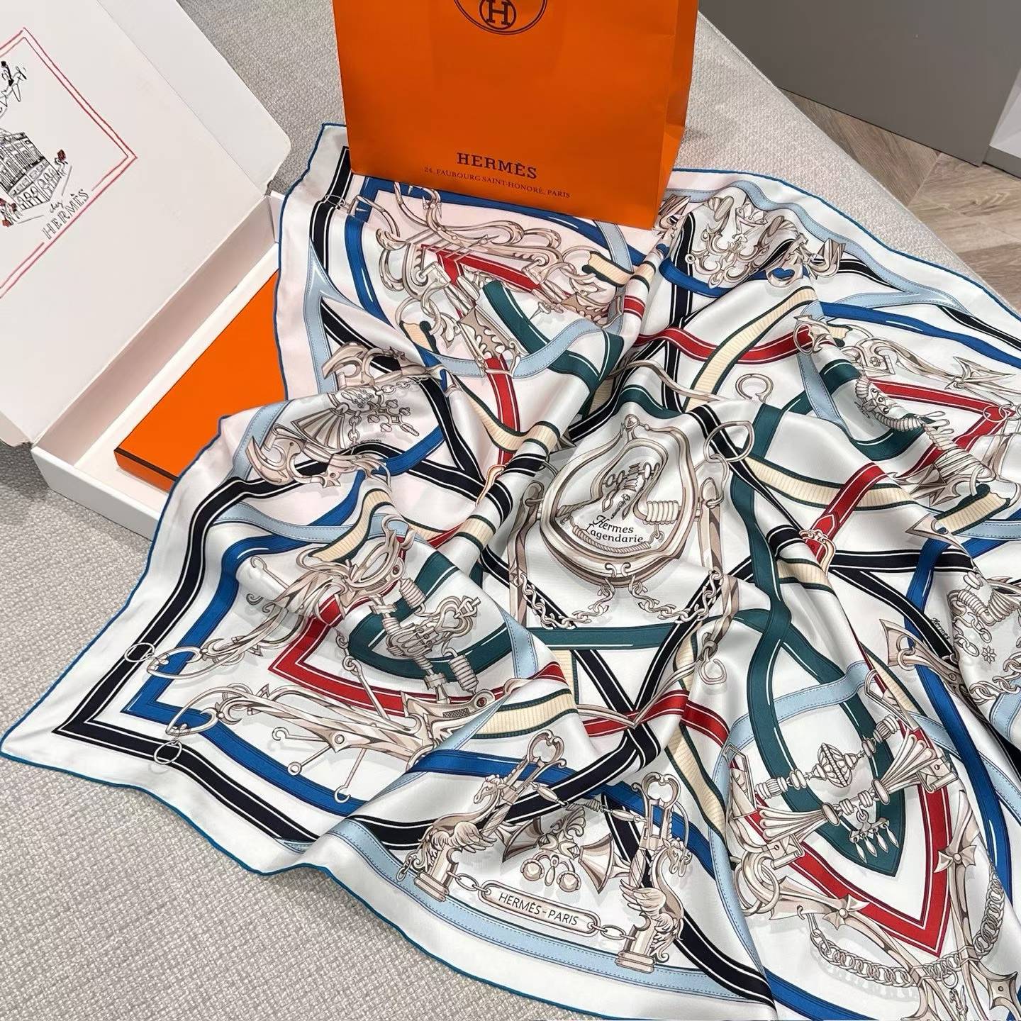 Hermès HMES Square scarf view 9