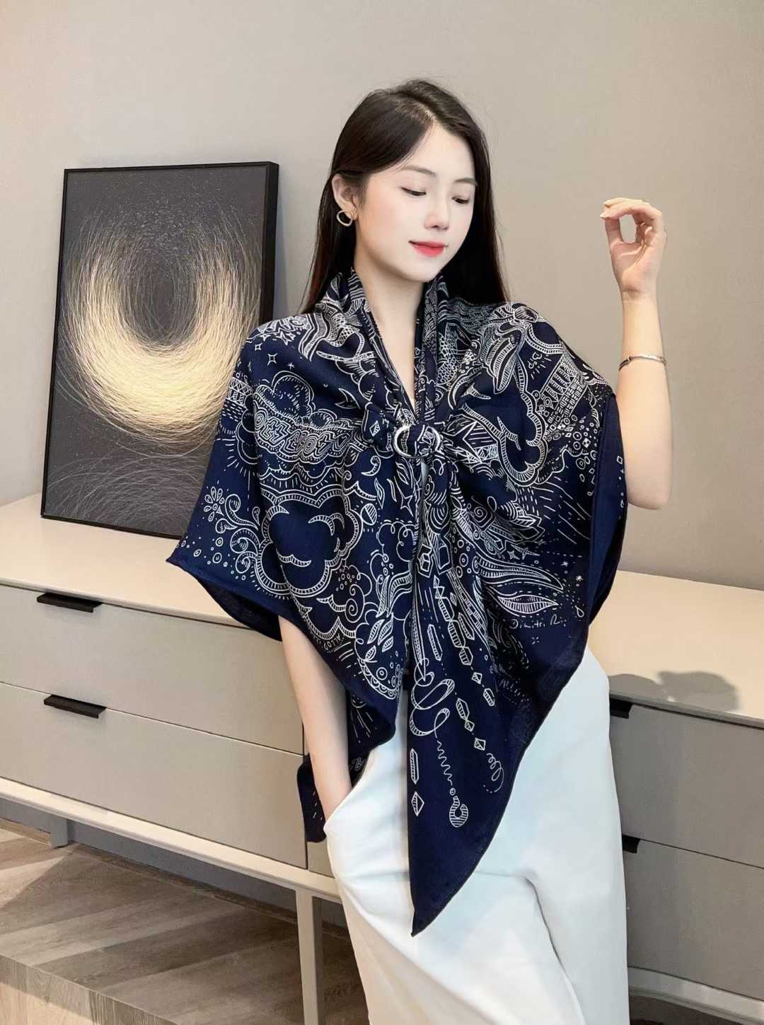 Hermès Square silk scarf view 1