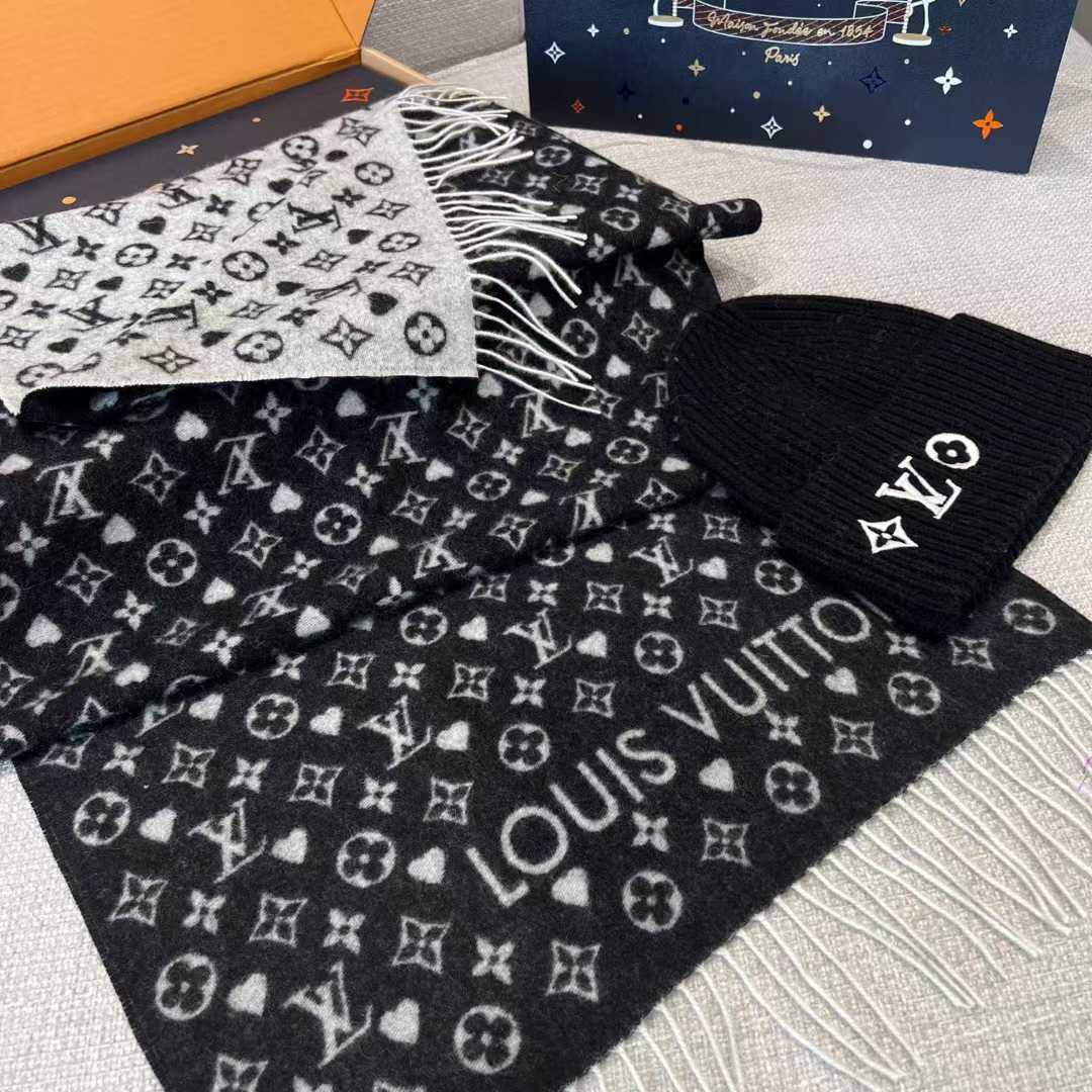 Louis Vuitton Scarf view 3