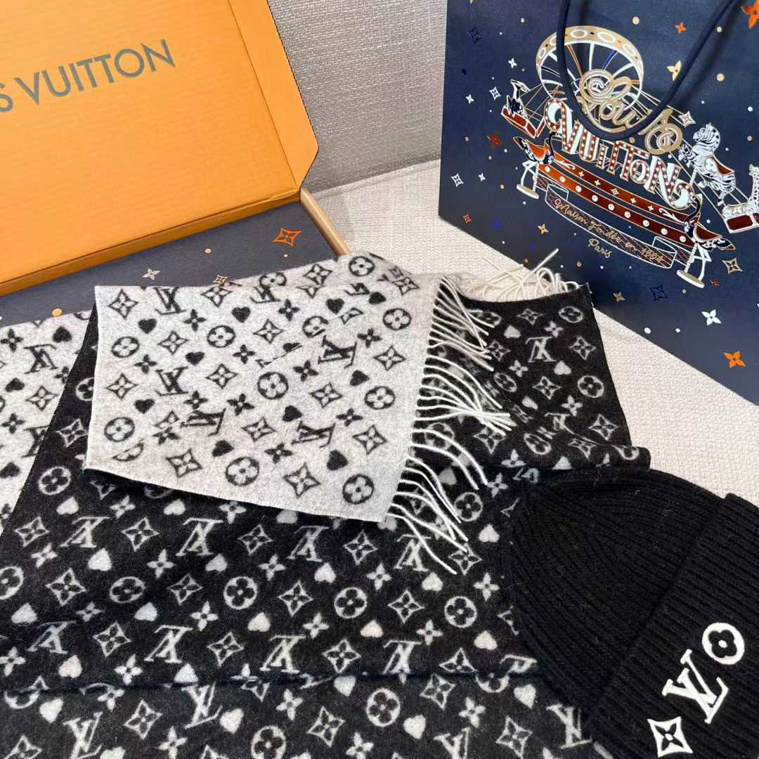 Louis Vuitton Scarf view 4