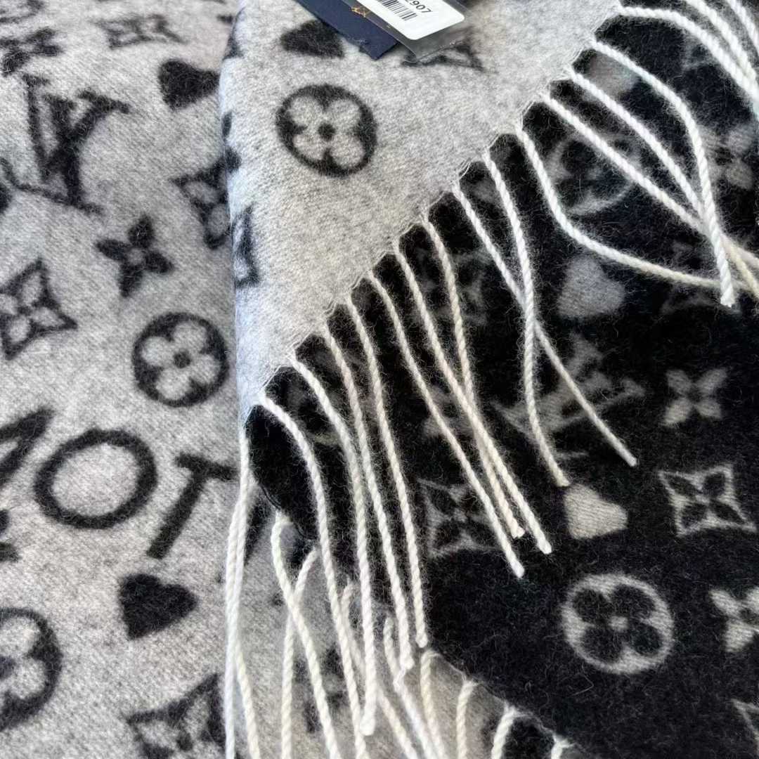 Louis Vuitton Scarf view 5