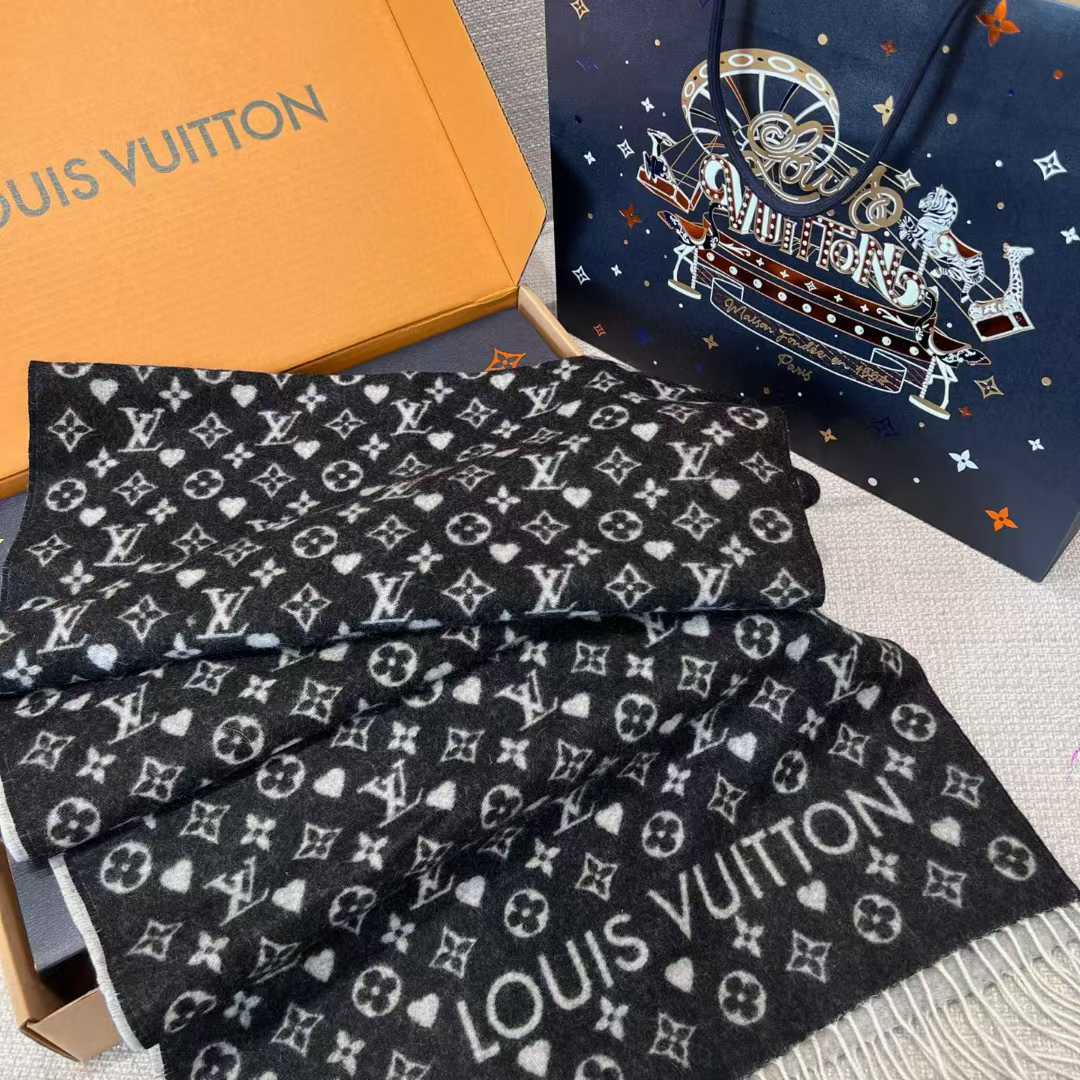 Louis Vuitton Scarf view 7