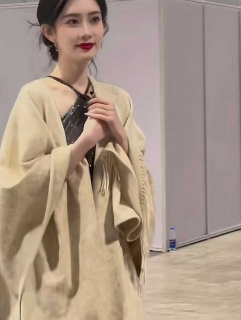 Dior Shawl view 1