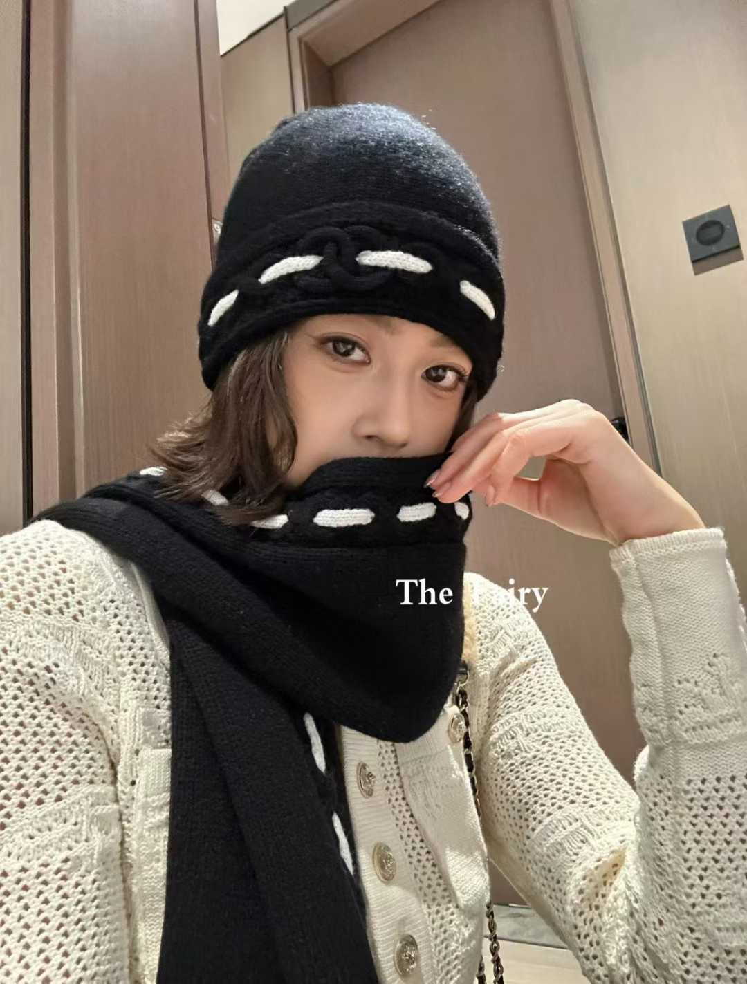 Chanel 25A scarf view 10