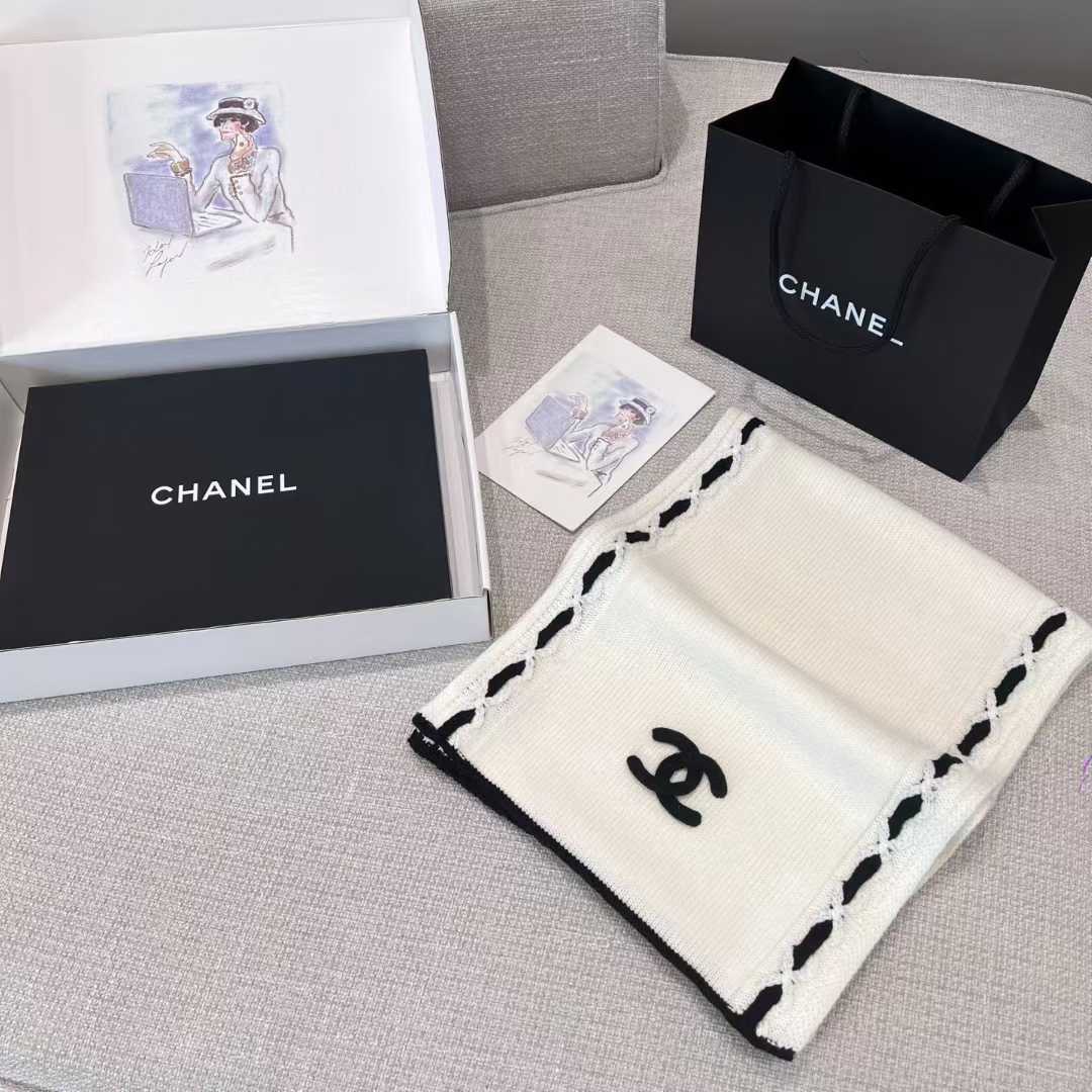 Chanel 25A scarf view 2