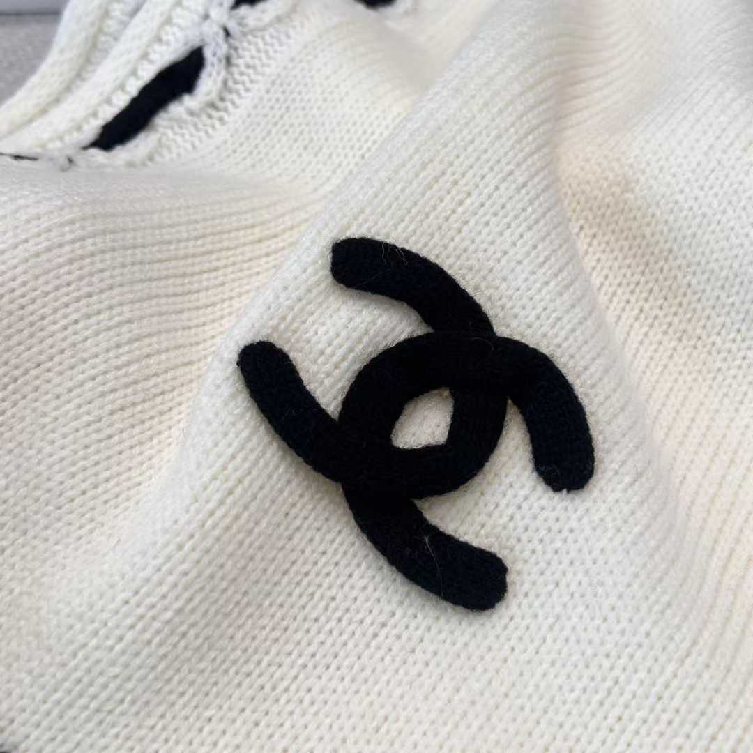 Chanel 25A scarf view 4