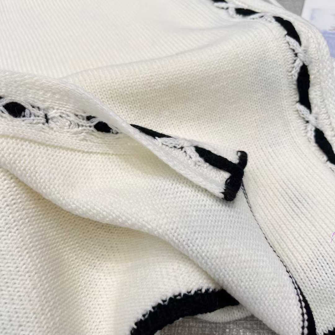 Chanel 25A scarf view 5