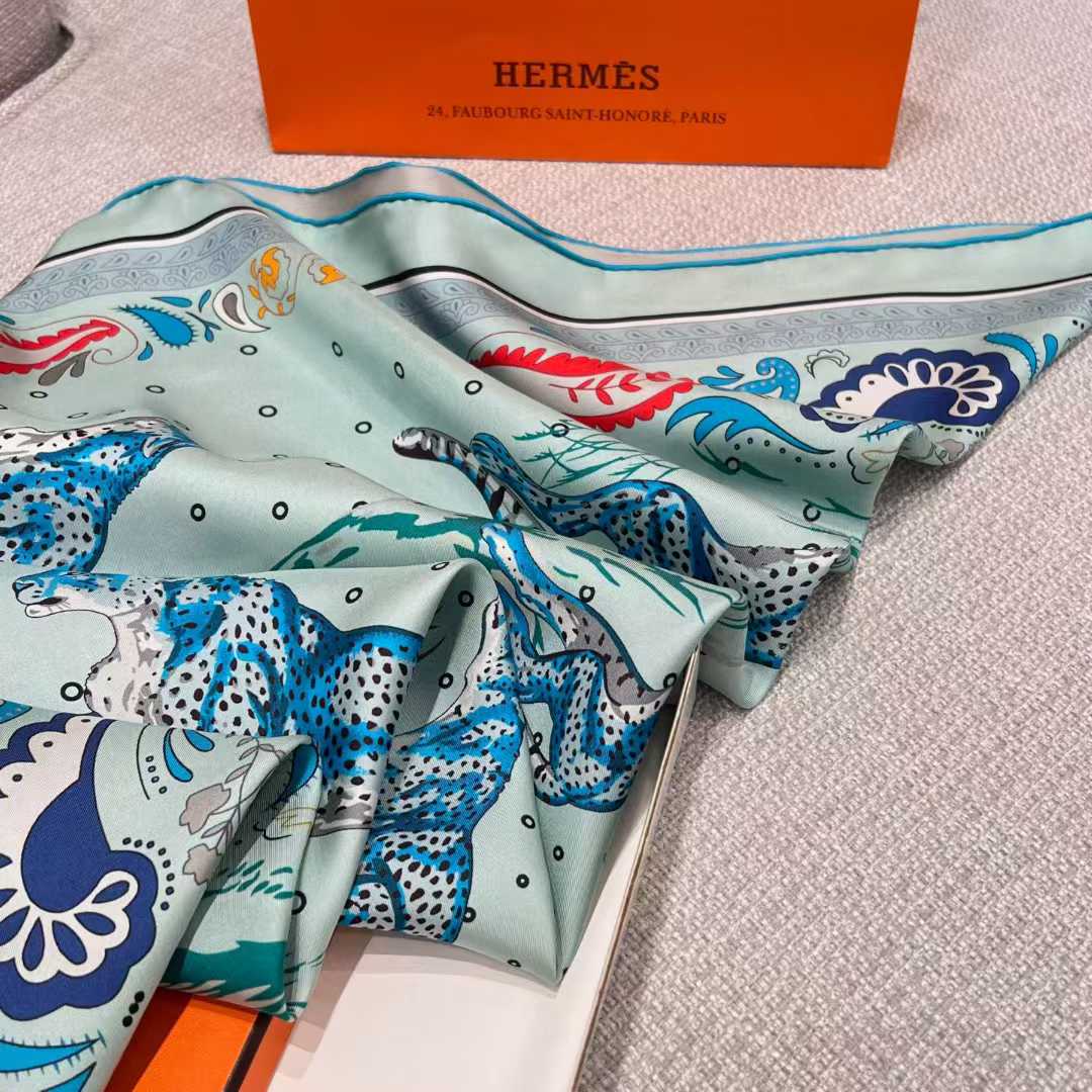 Hermès Silk scarf view 6