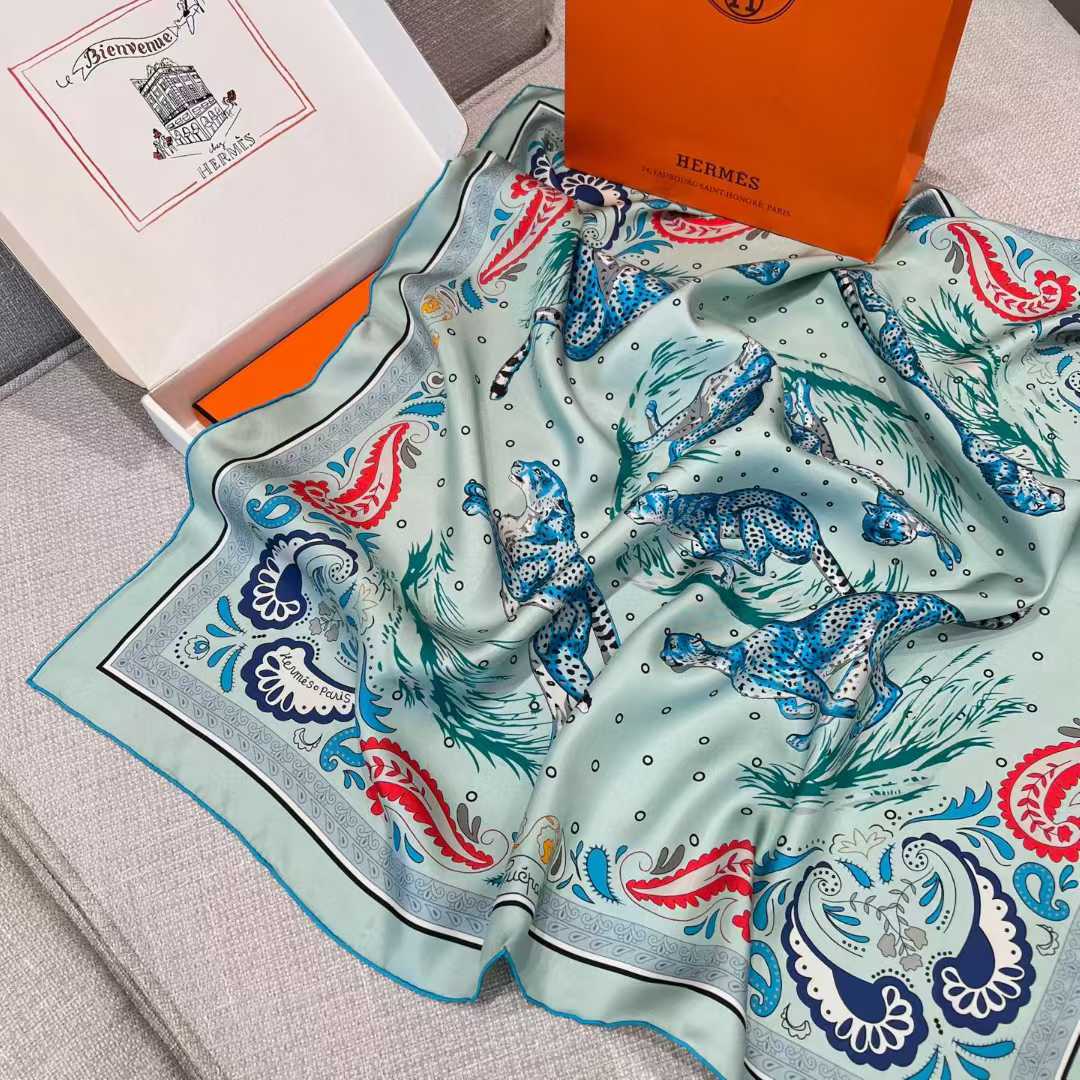Hermès Silk scarf view 8