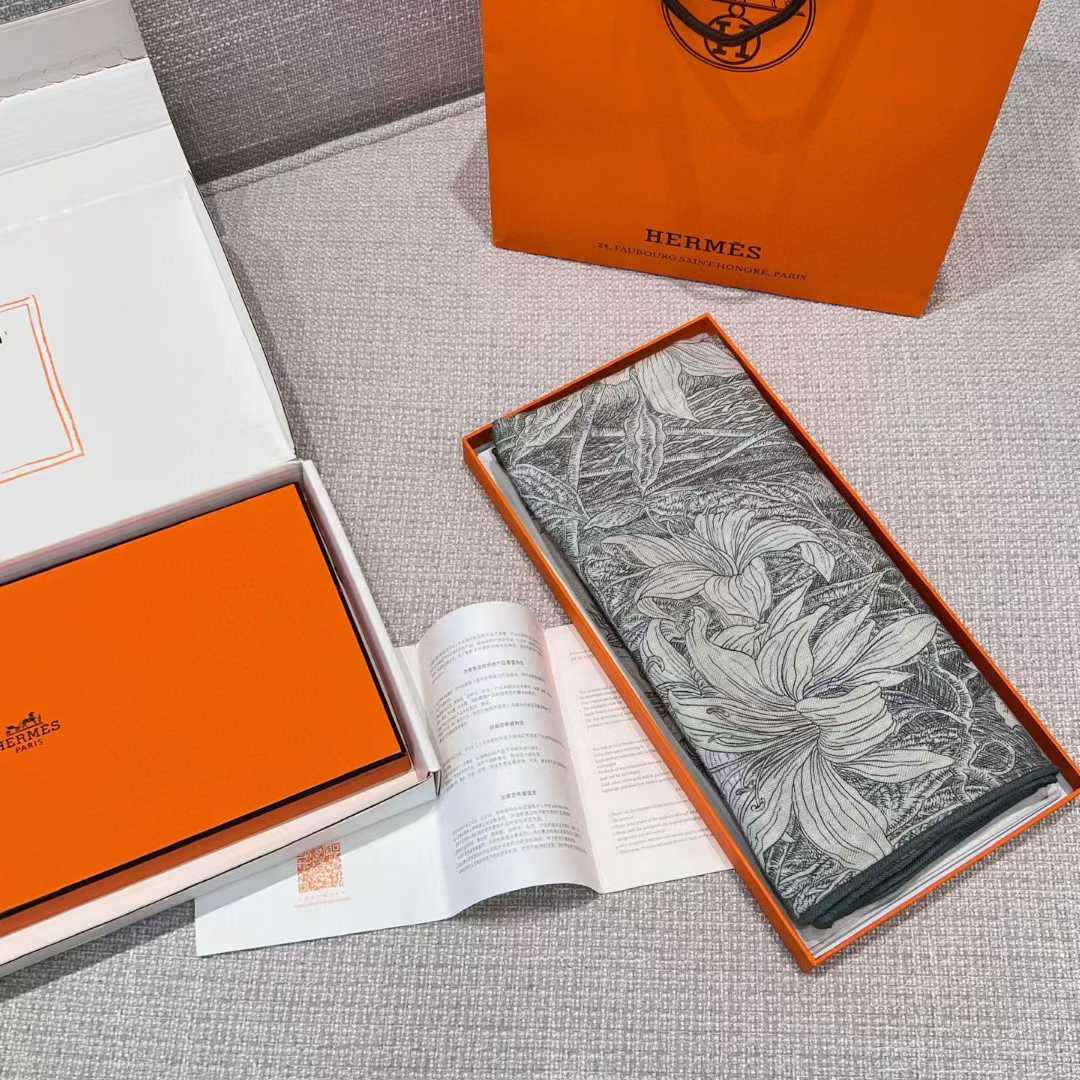 Hermès Silk scarf view 8