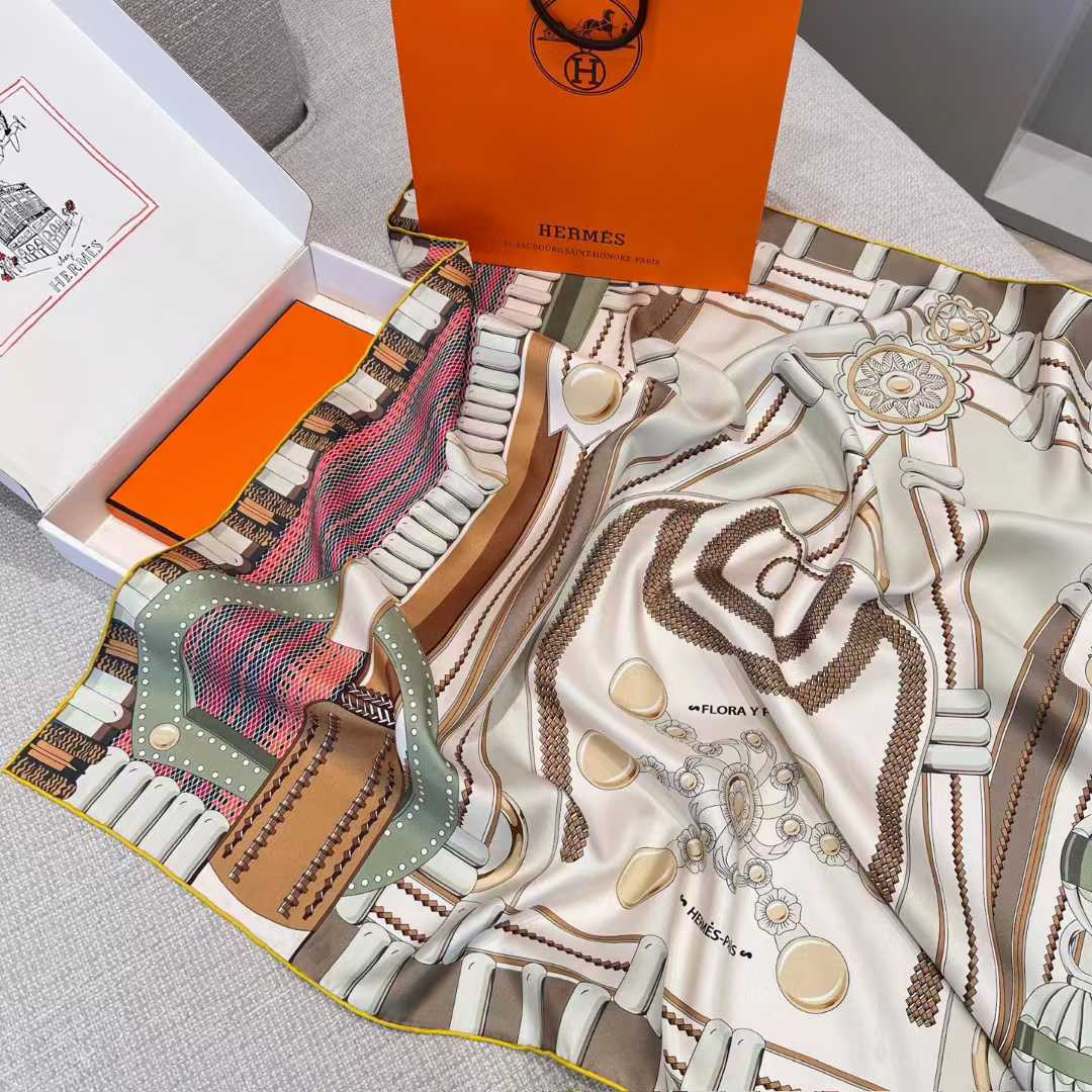 Hermès Silk scarf view 8
