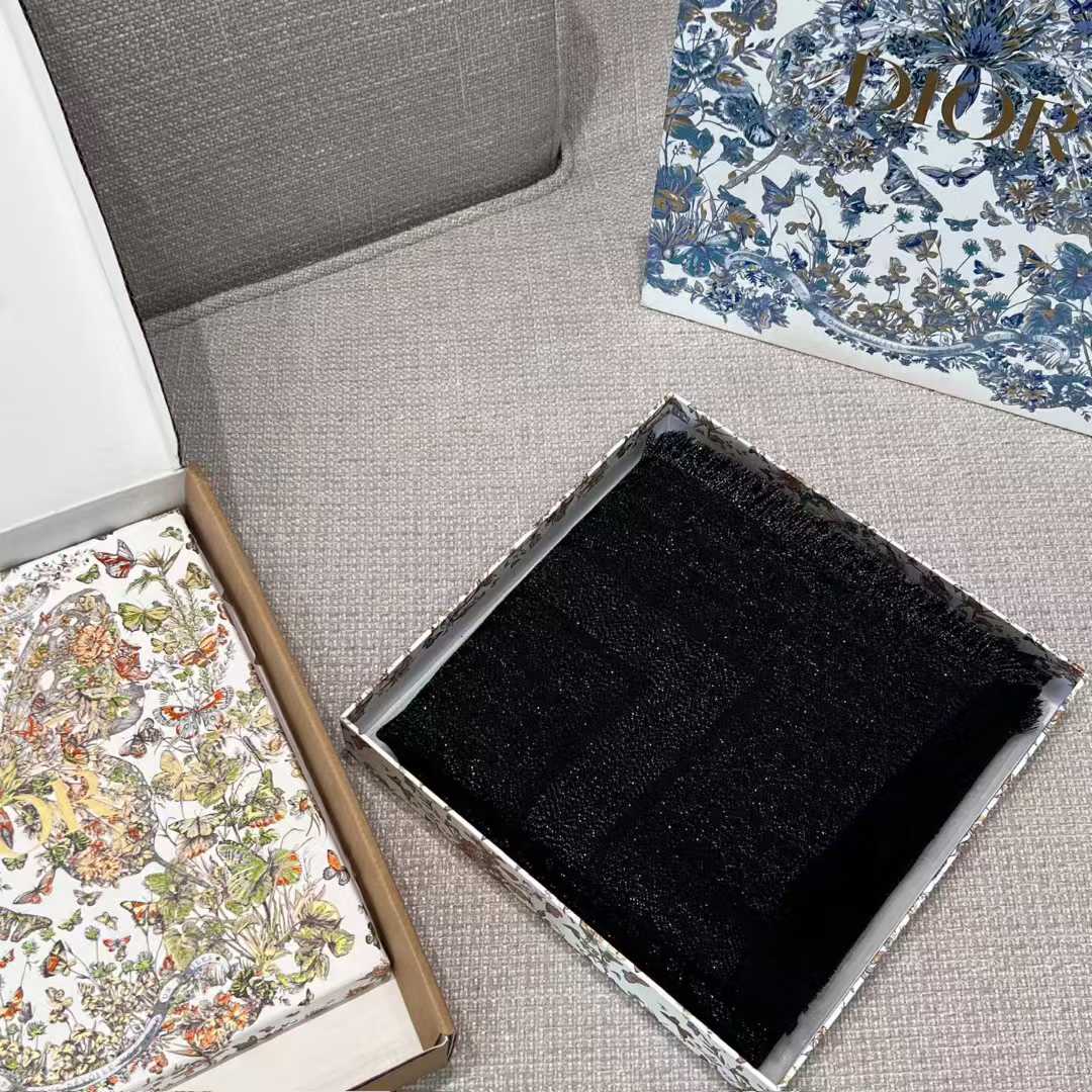 Dior Shawl view 18