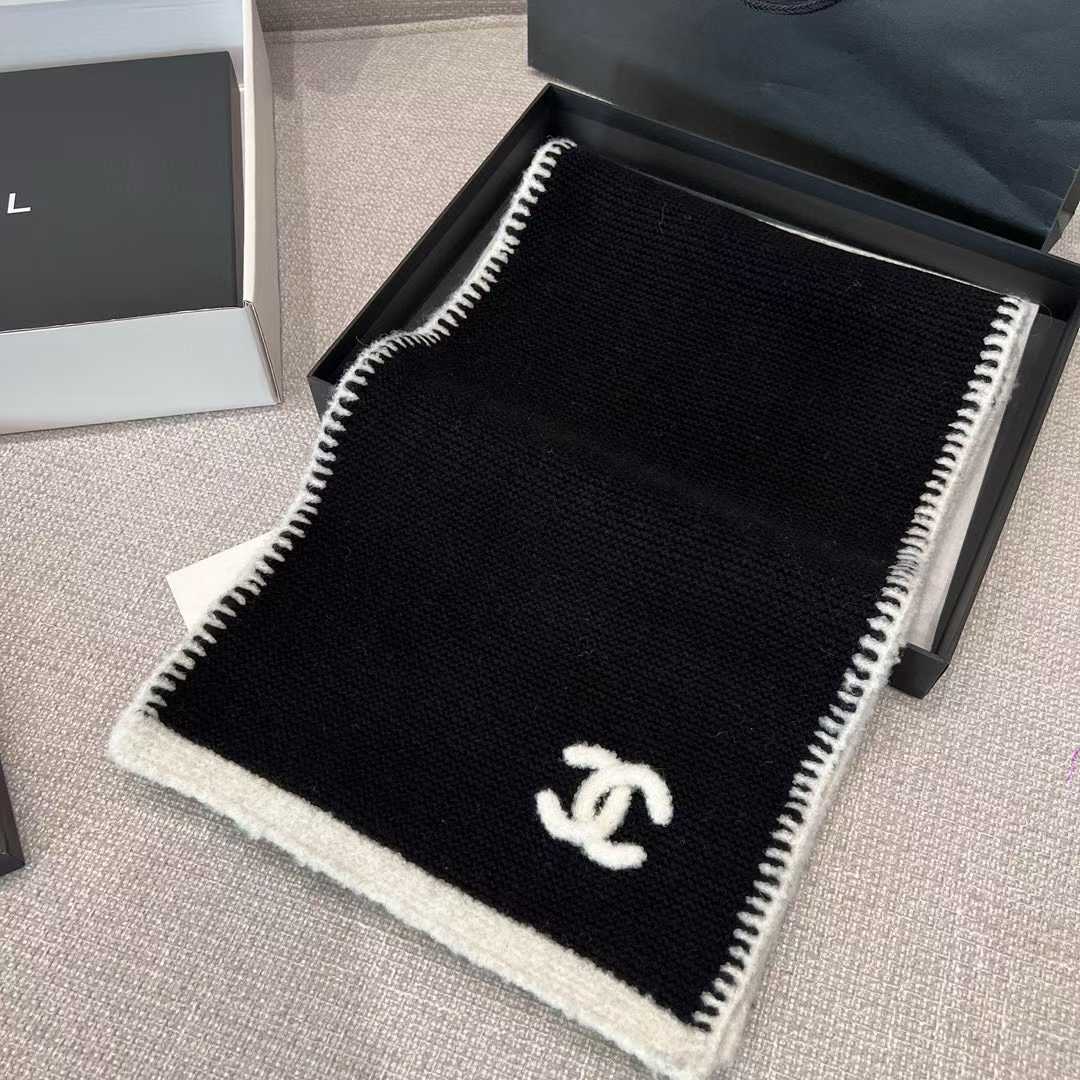 Chanel Tweed knitted cashmere set view 2