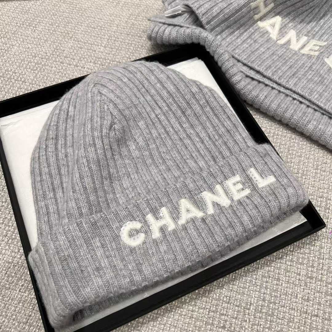 Chanel Knitted two-piece set view 12