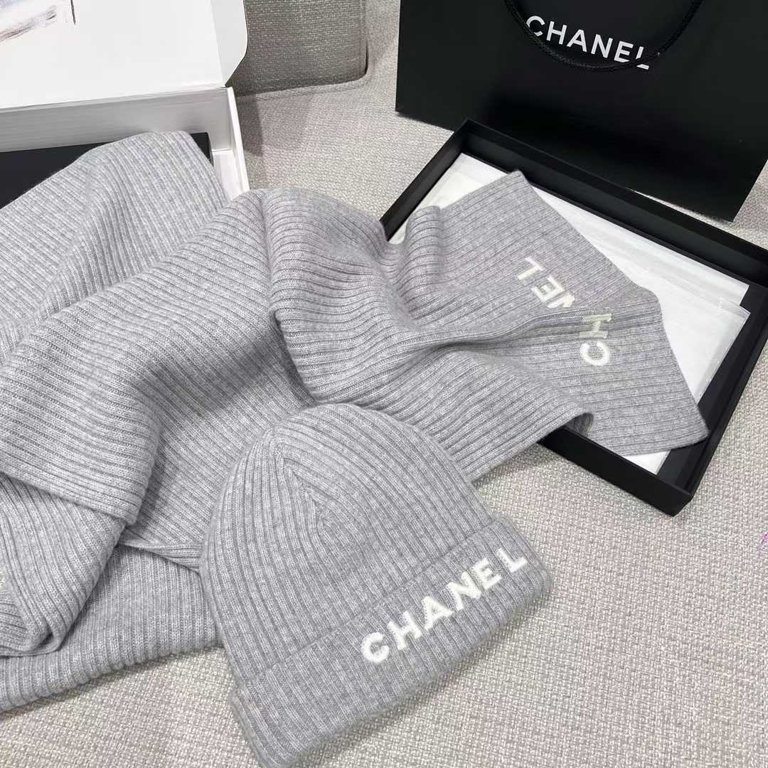 Chanel Knitted two-piece set view 18