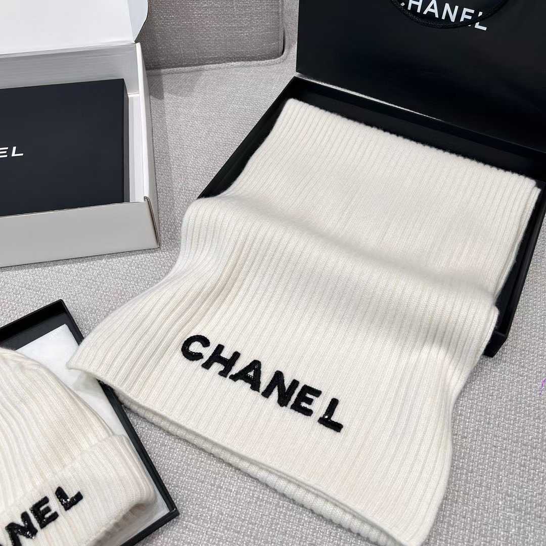 Chanel Knitted two-piece set view 21