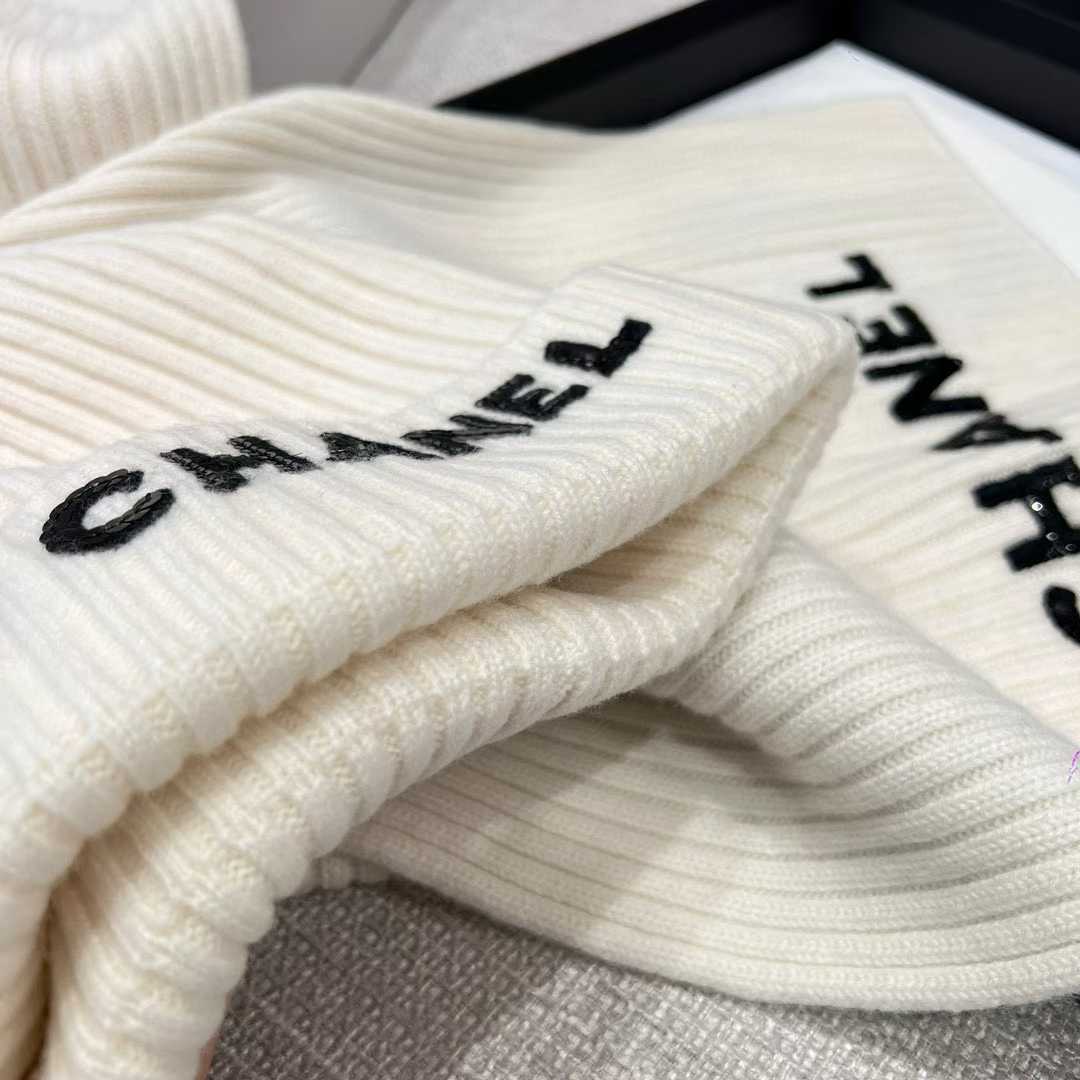 Chanel Knitted two-piece set view 22