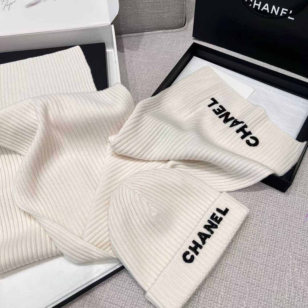 Chanel Knitted two-piece set view 26