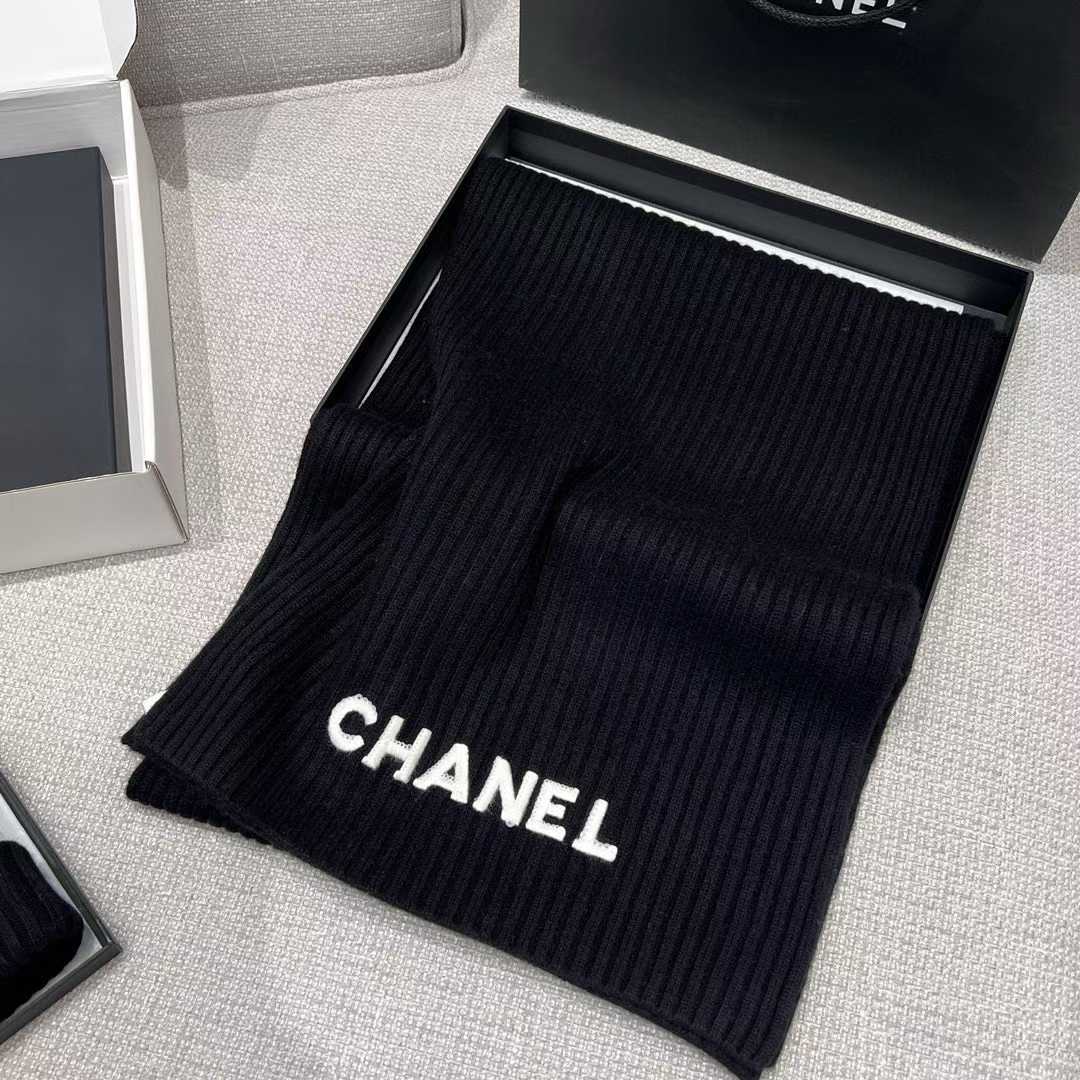 Chanel Knitted two-piece set view 3