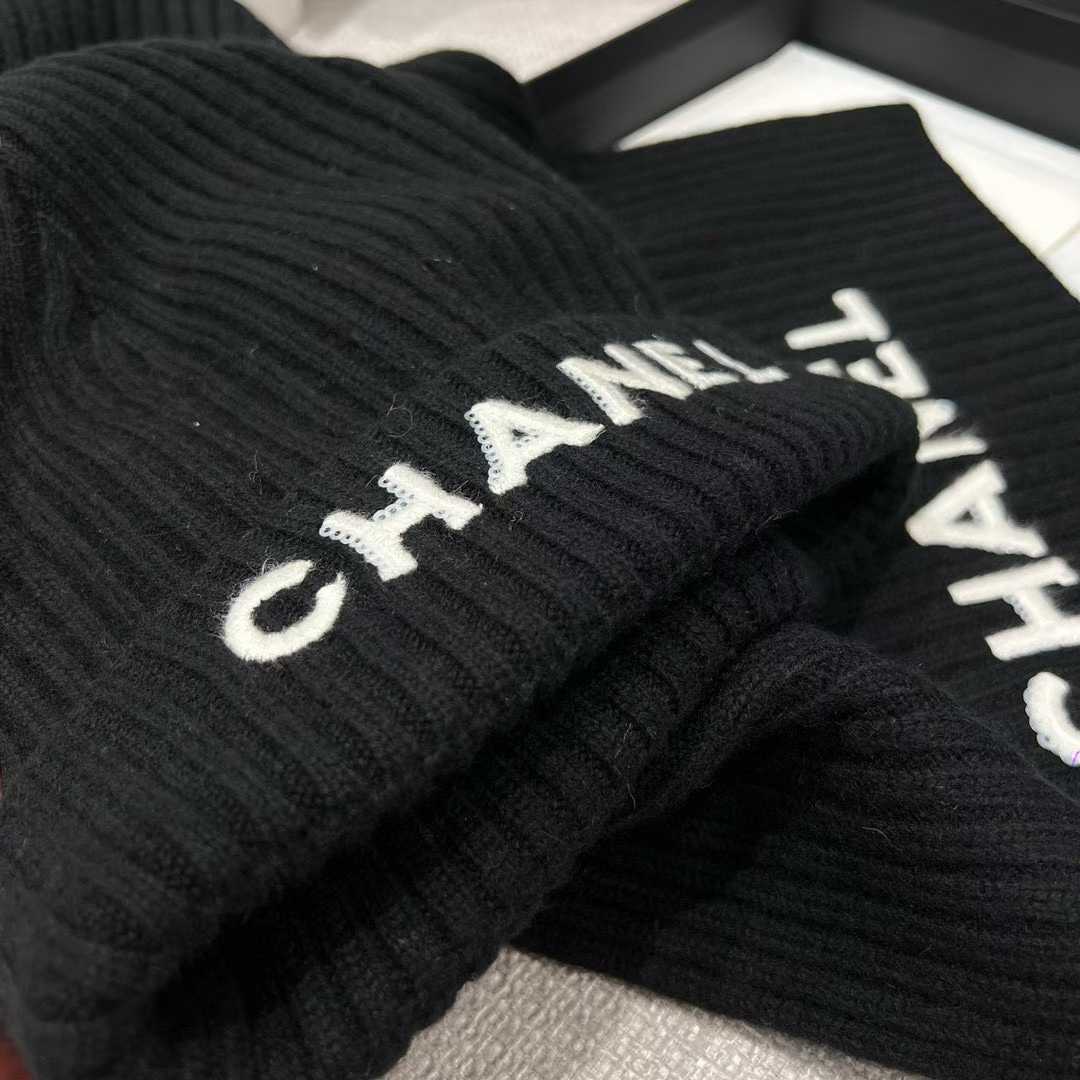 Chanel Knitted two-piece set view 4