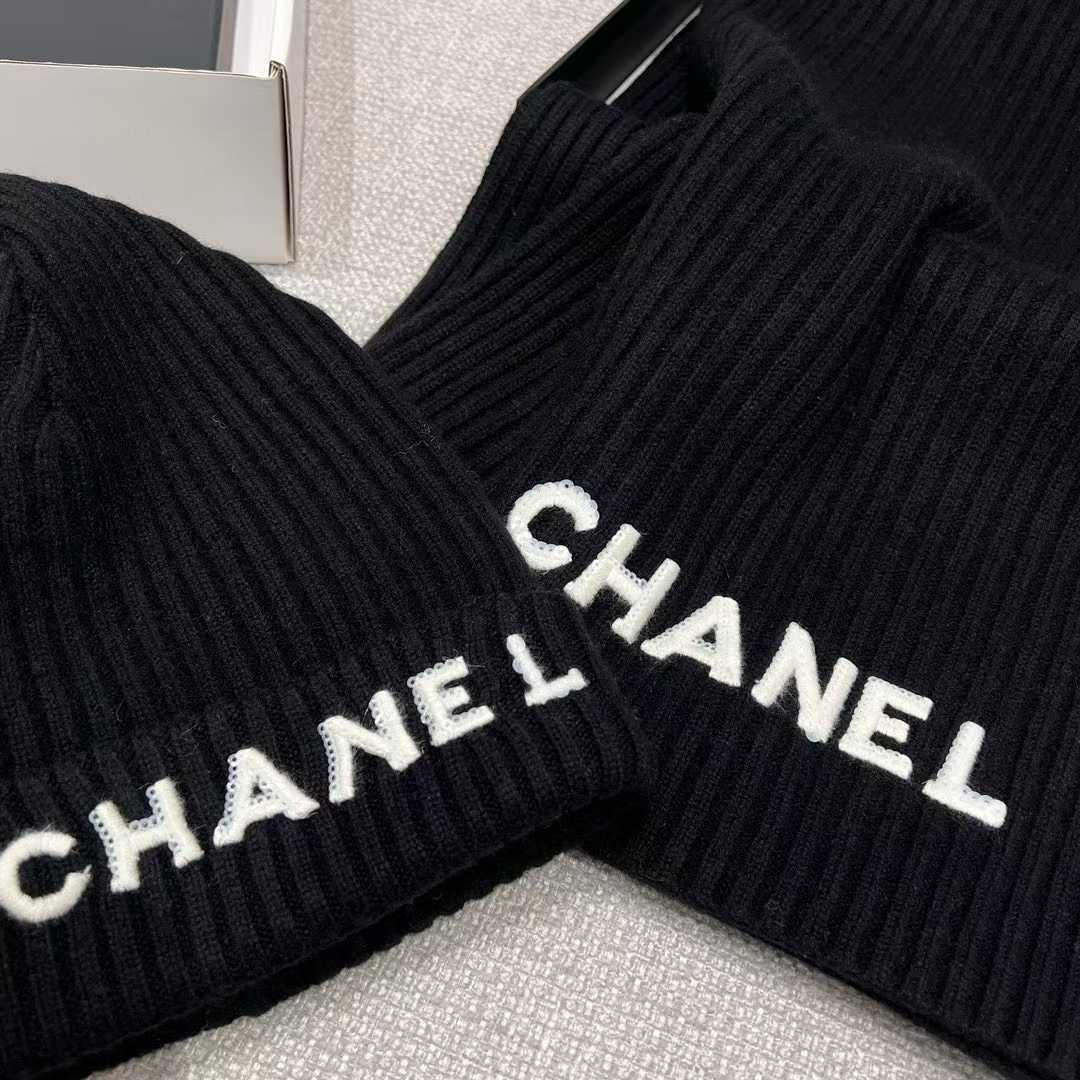 Chanel Knitted two-piece set view 7