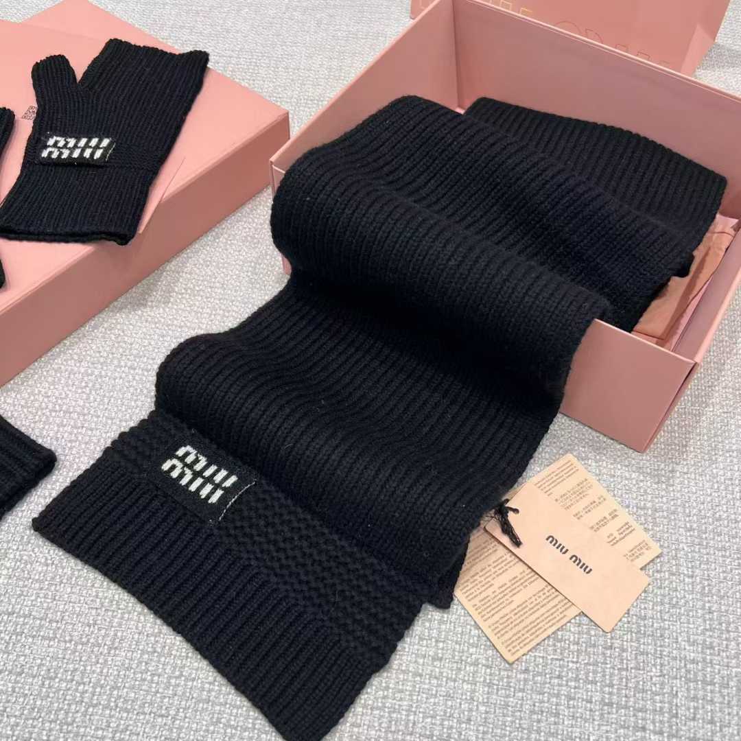 Miu Miu Knitted three-piece set view 4
