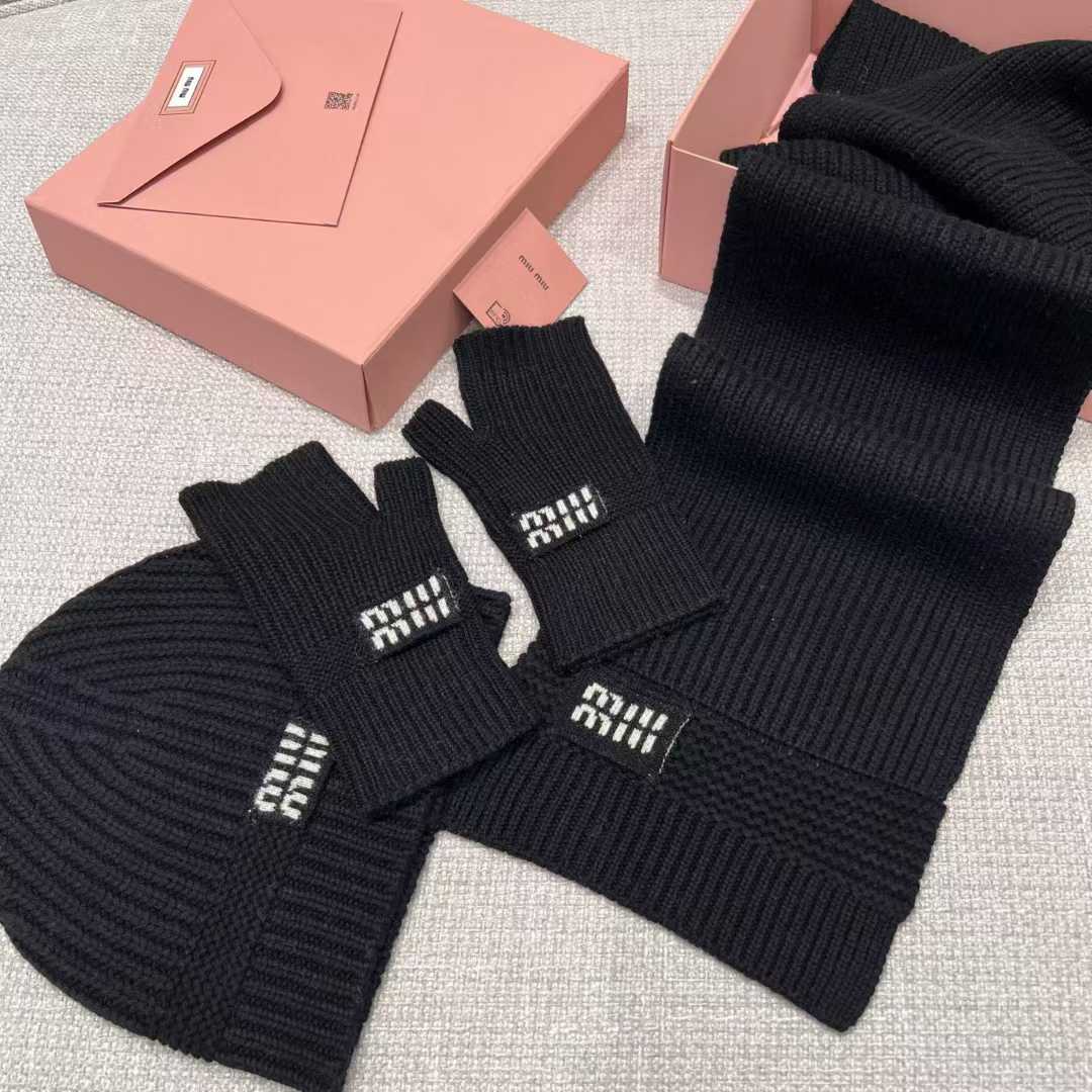Miu Miu Knitted three-piece set view 8