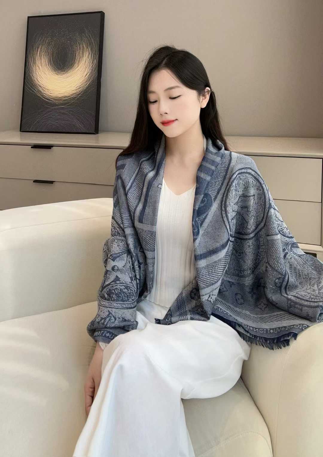 Louis Vuitton Shawl view 9