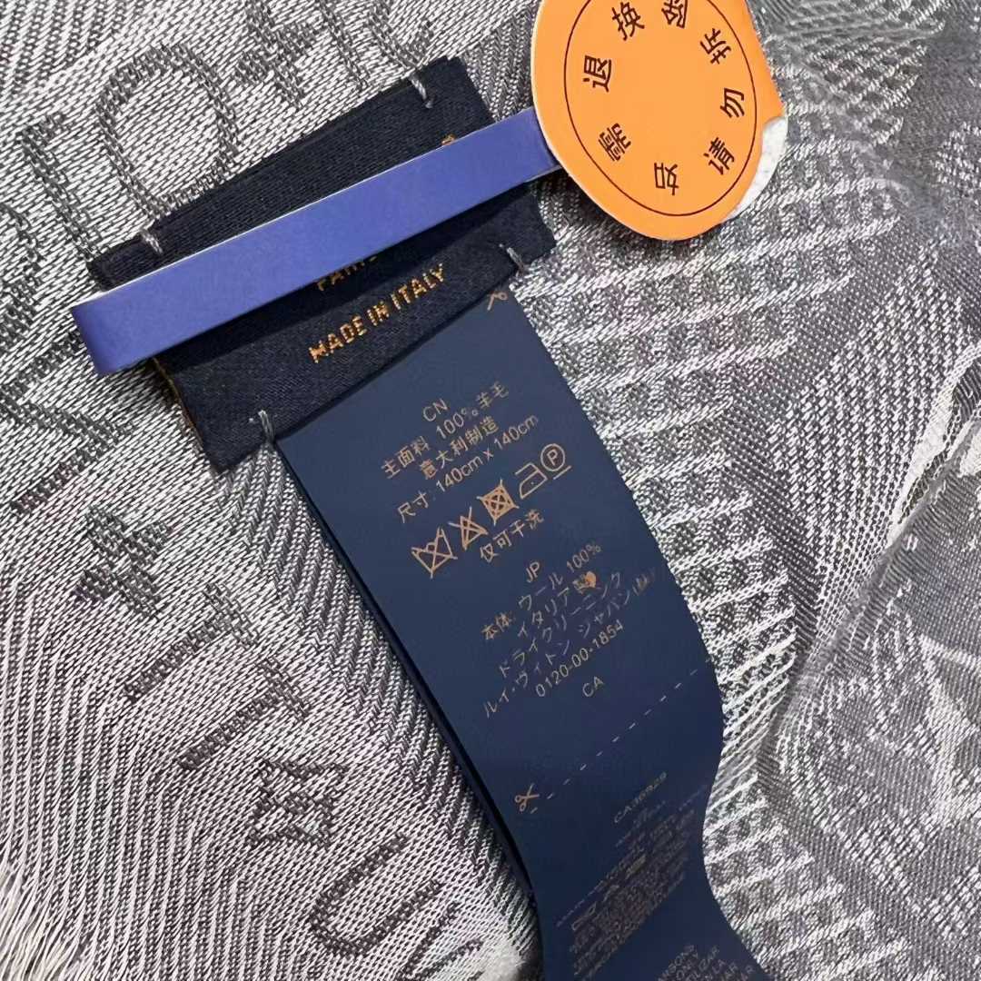 Louis Vuitton Shawl view 3