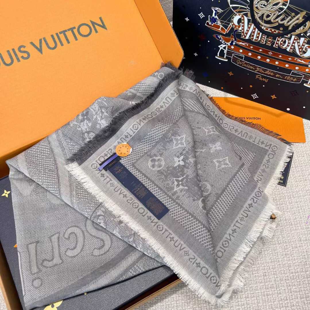 Louis Vuitton Shawl view 5