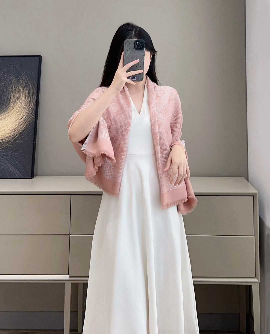 Louis Vuitton Shawl view 9