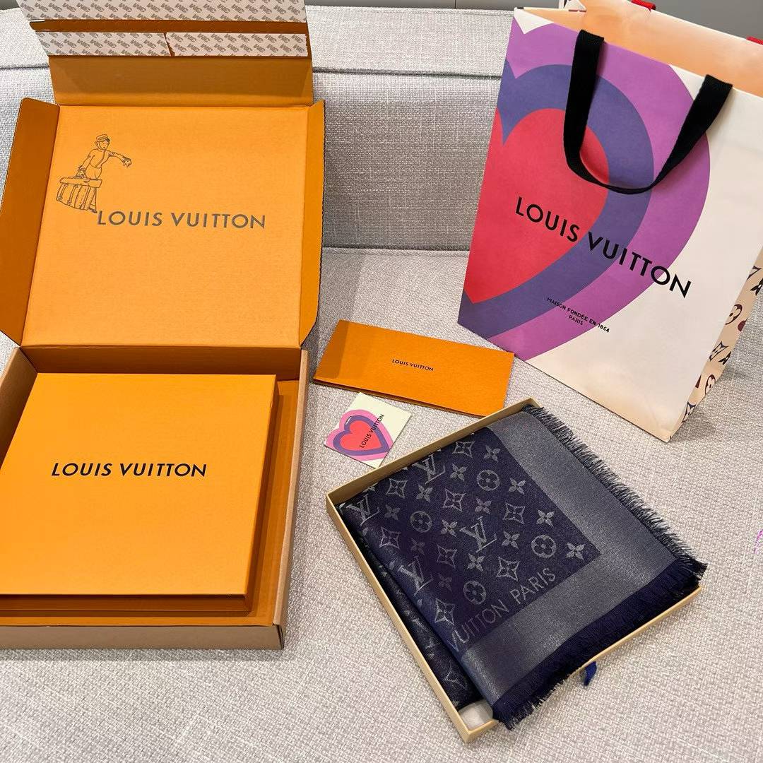 Louis Vuitton Scarf M73658 view 8