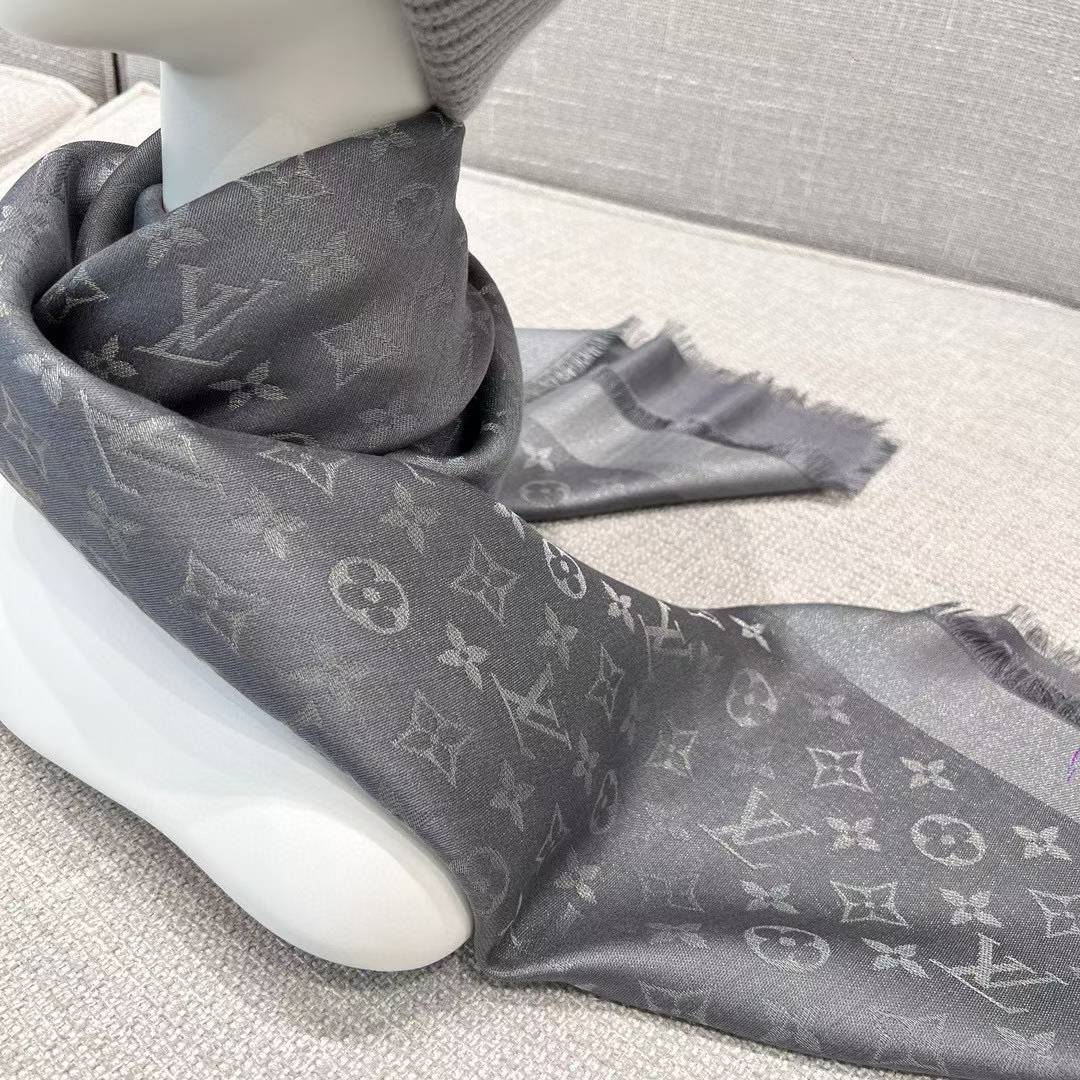 Louis Vuitton Scarf M75120 view 6