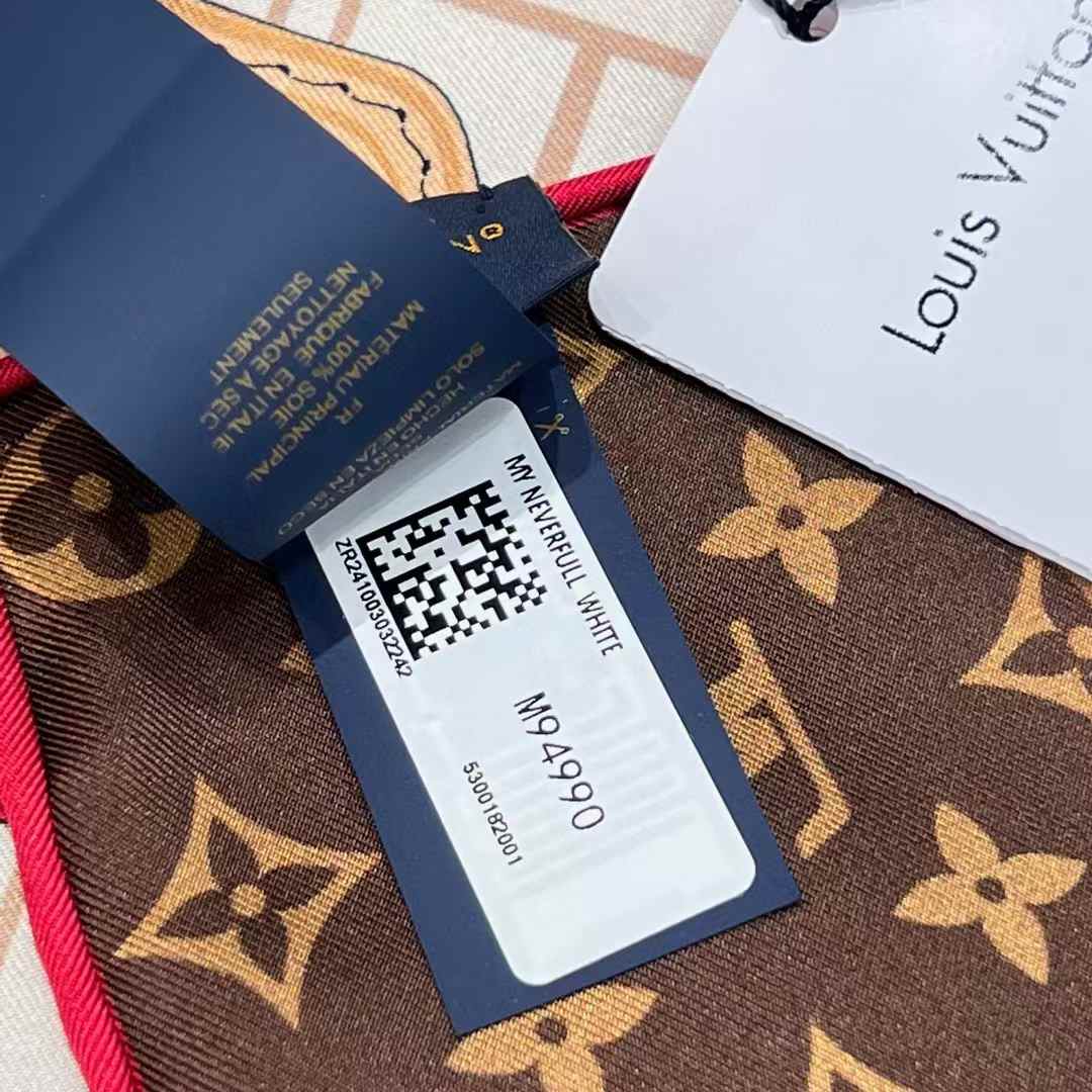 Louis Vuitton Square scarf view 5