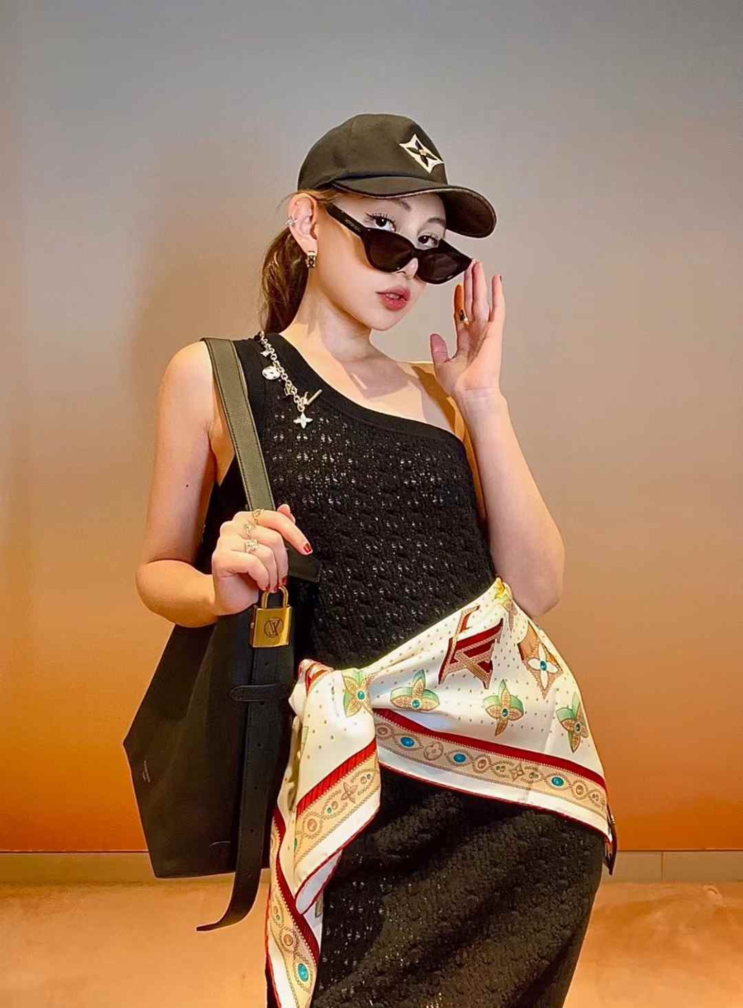 Louis Vuitton Square scarf view 9