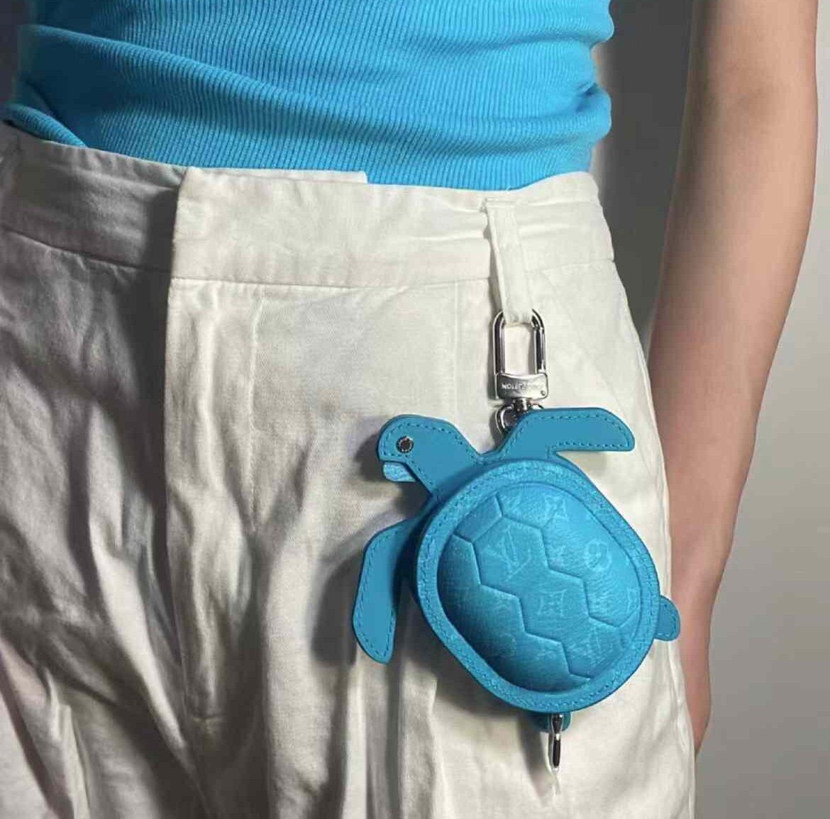 Louis Vuitton Turtle pendant view 1